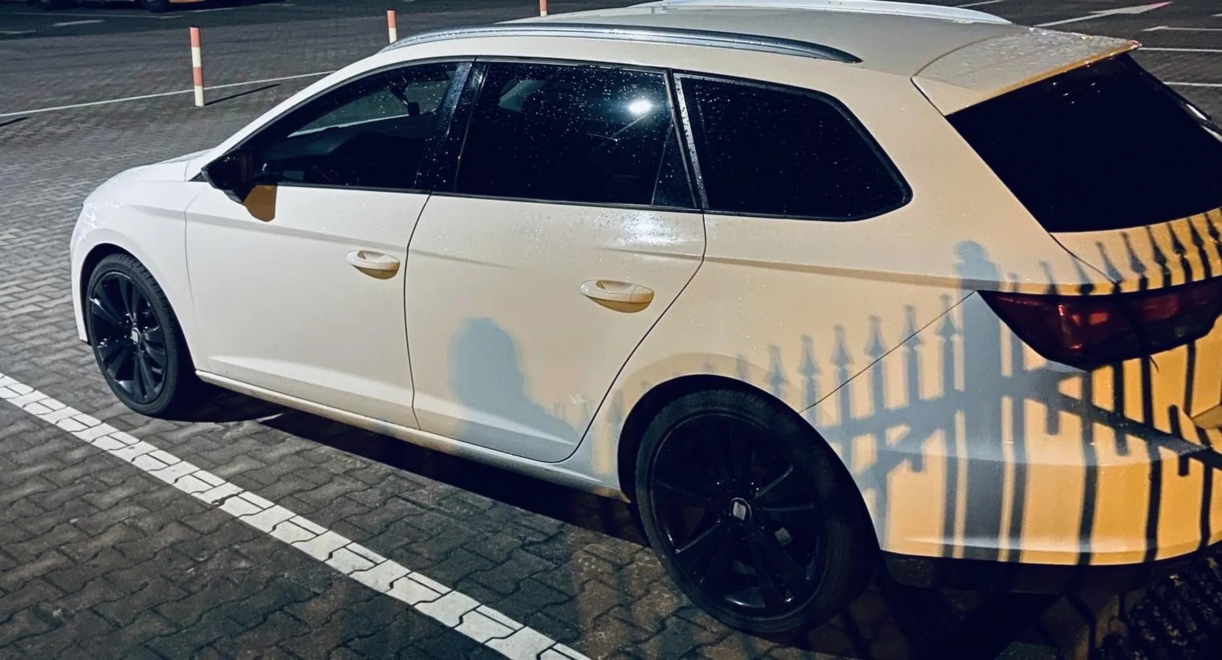 Kierowca tego Seata notorycznie tamuje ruch w mieście na głównych jego ulicach. Jazda na tzw. Zimny łokieć 30km/h max. Po mieście to lekka przesada. Wolno nie znaczy bezpiecznie. Na Białe auto i czarne felgi 16-stki z liceum nie lecą.