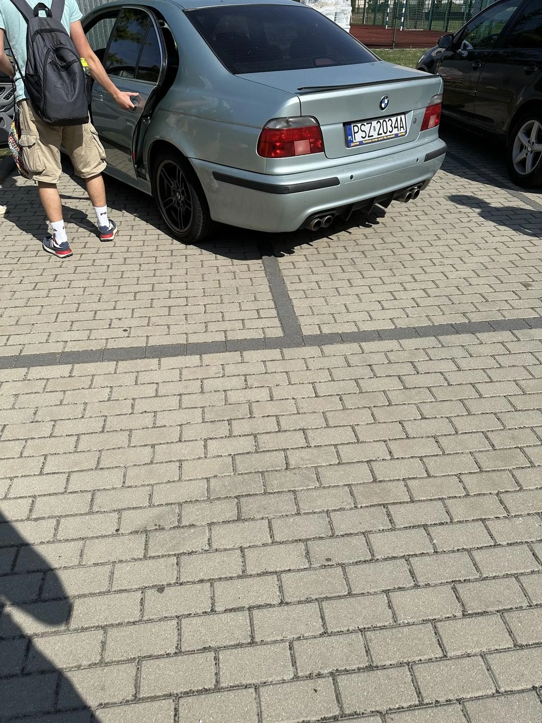 Ten kutas staje na dwóch miejscach