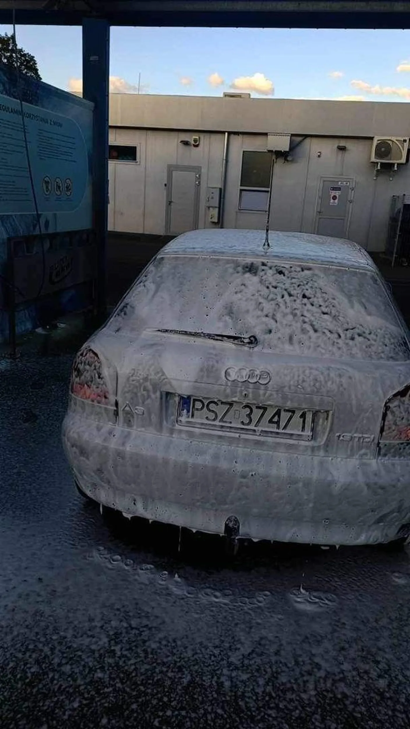 Nie pozdrawiam tego kierowcy, prawie mnie potrącił na pasał. Oby go w końcu złapała policja. Od dziś będę chodził tylko z wideorejestratorem!