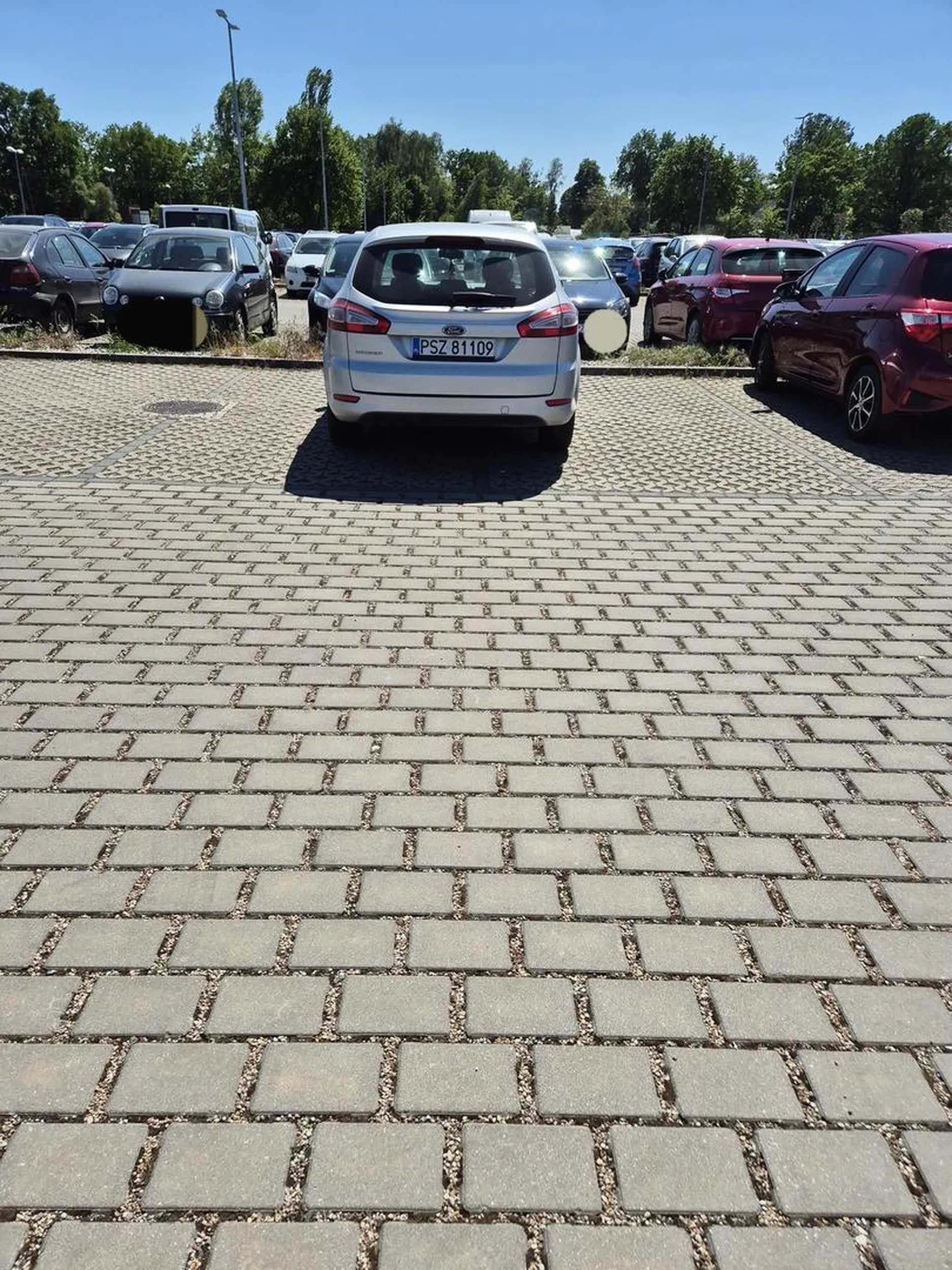 Brak umiejętności parkowania.