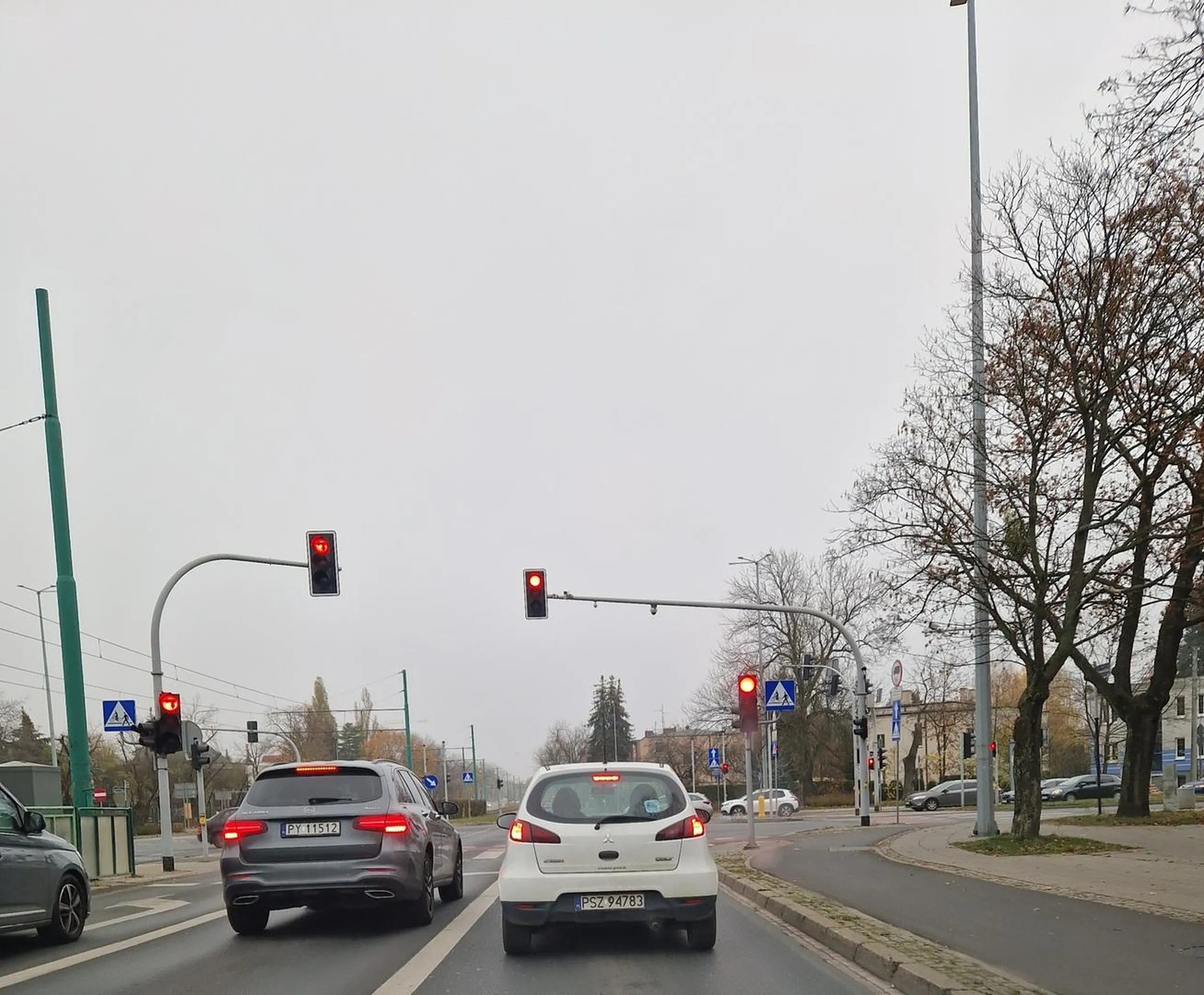 Wymusza pierwszeństwo.