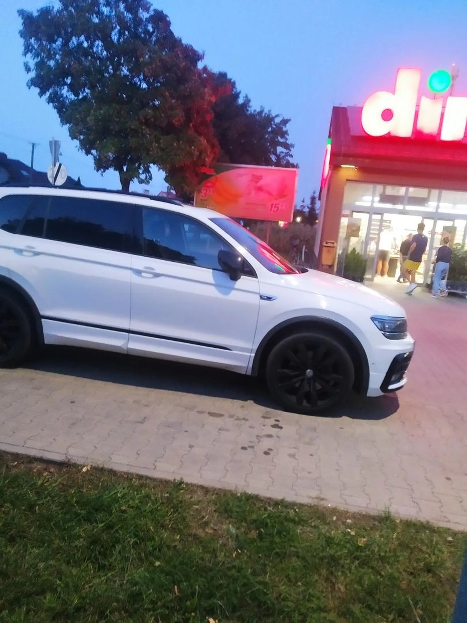 Kierowca Volkswagena Tiguana stanął jak jakiś cw3I blokując przejazd do sklepu Dini, nie mogłem przejachać moim porsche gt3 rs