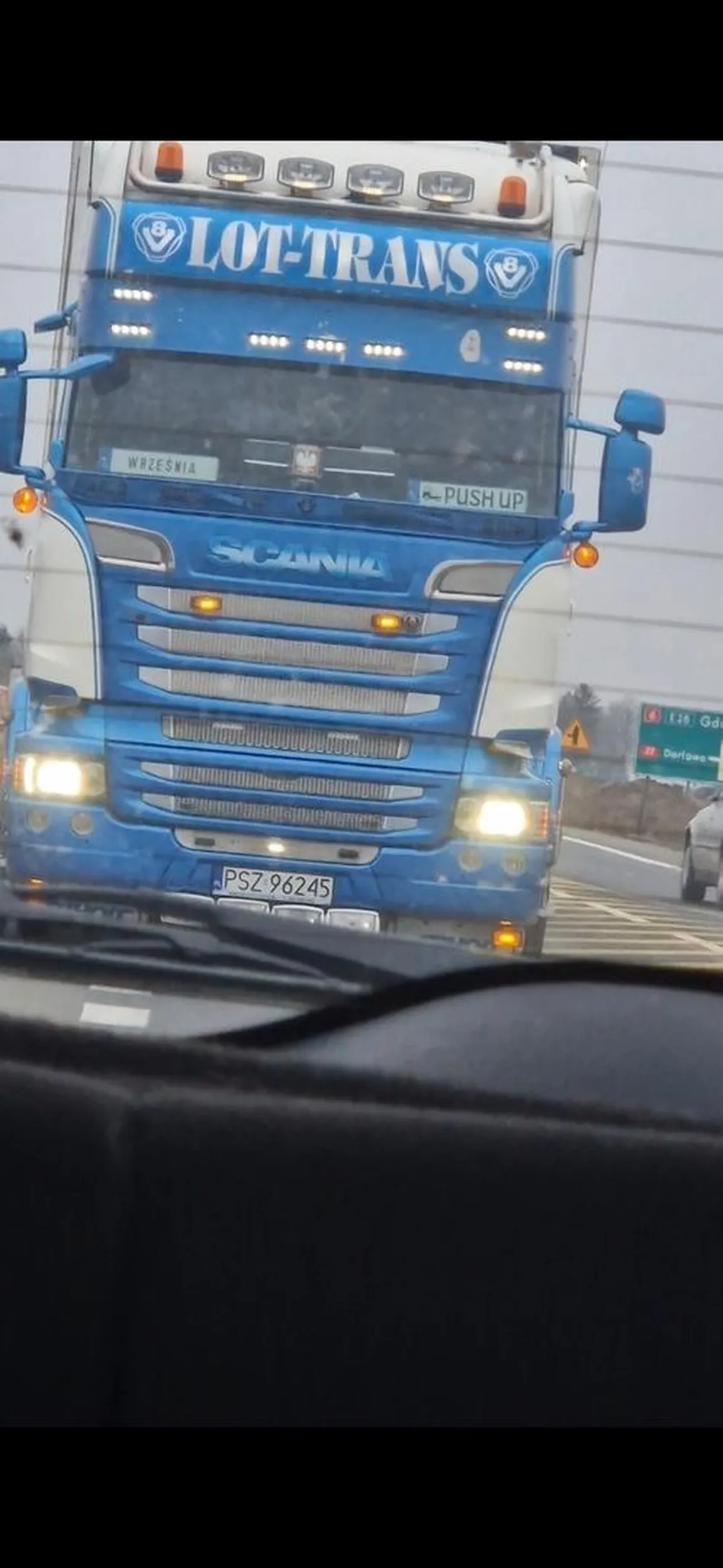 Agresywny psychopata w ciężarówce, podjeżdża pod zderzak, wymusza pierwszeństwo podczas wyprzedzania, kierowcy, który jezdzi przepisowo pokazuje środowy palec, bo w zabudowanym 50 km/h to za wolno.