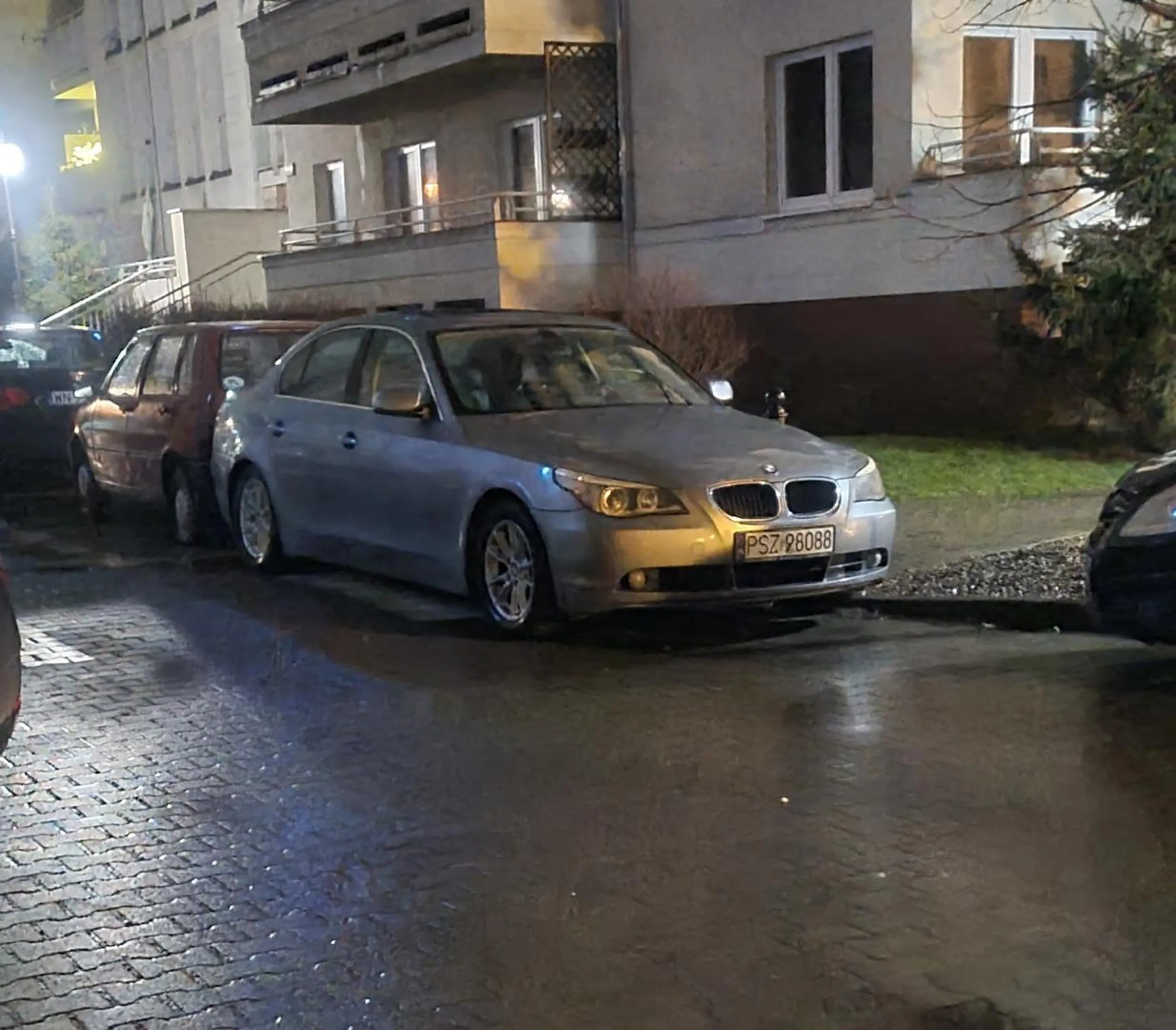 Parkowanie na przejsciu. Blokowanie przejścia. (Poznań, Saperska)