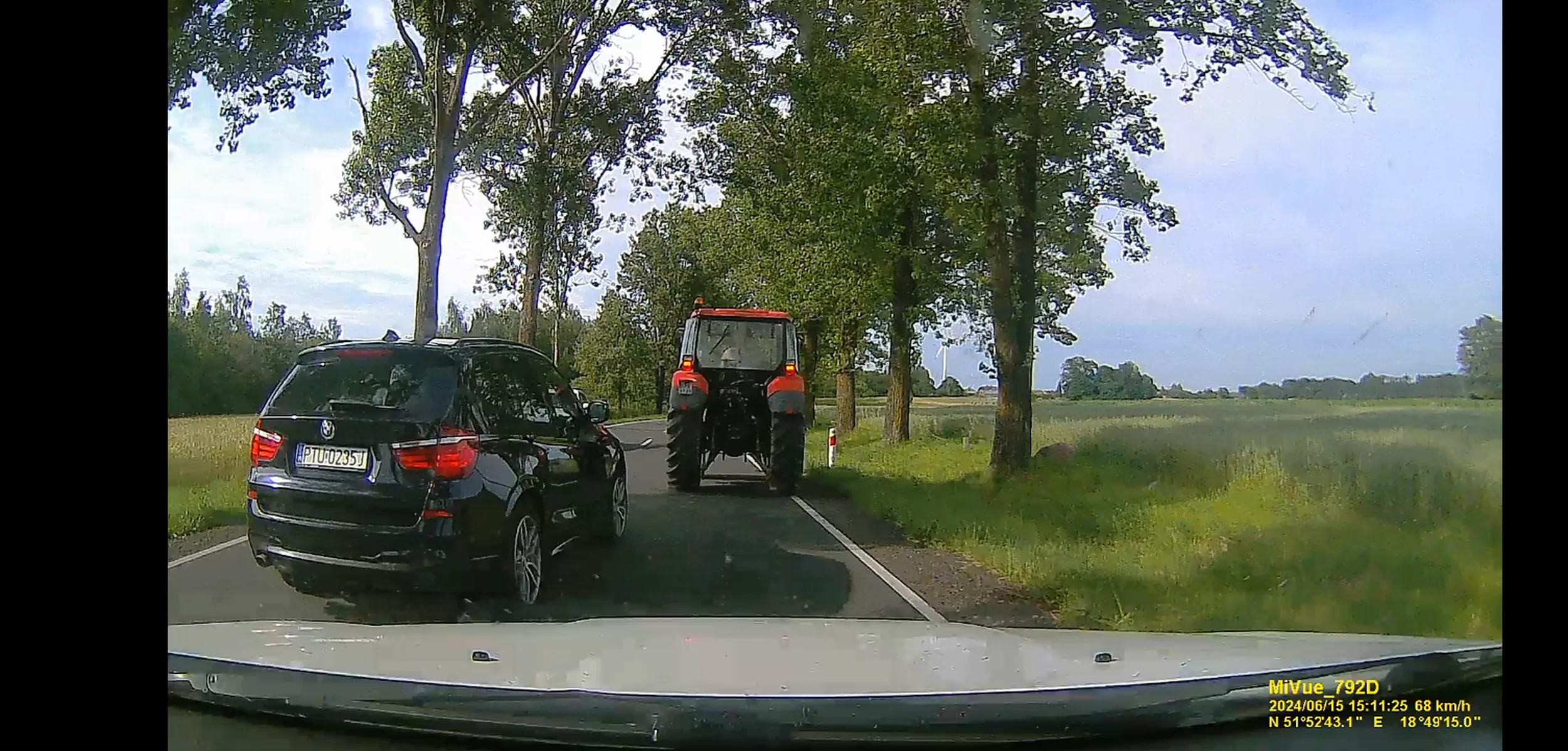 Kierująca autem młoda kobieta, podjęła próbę wyprzedzania ciągnika rolniczego, podczas gdy z naprzeciwka poruszał się inny pojazd. Odpowiednio szybka reakcja kierowców zapobiegła czołowemu zderzeniu. Miejsce zdarzenia DW 478 za wyjazdem z miejscowości Niemysłów, powiat poddębicki w stronę miejscowości Krępa.