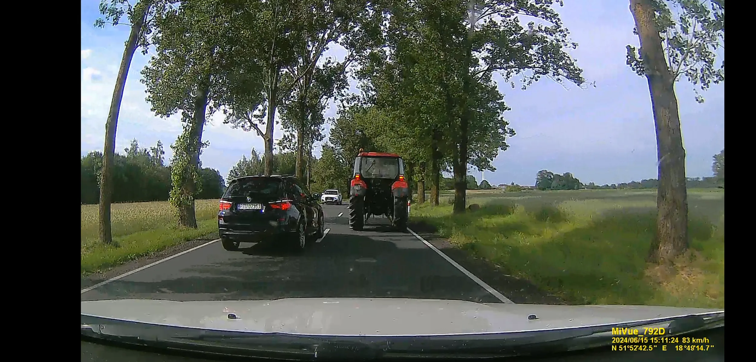 Kierująca autem młoda kobieta, podjęła próbę wyprzedzania ciągnika rolniczego, podczas gdy z naprzeciwka poruszał się inny pojazd. Odpowiednio szybka reakcja kierowców zapobiegła czołowemu zderzeniu. Miejsce zdarzenia DW 478 za wyjazdem z miejscowości Niemysłów, powiat poddębicki w stronę miejscowości Krępa.