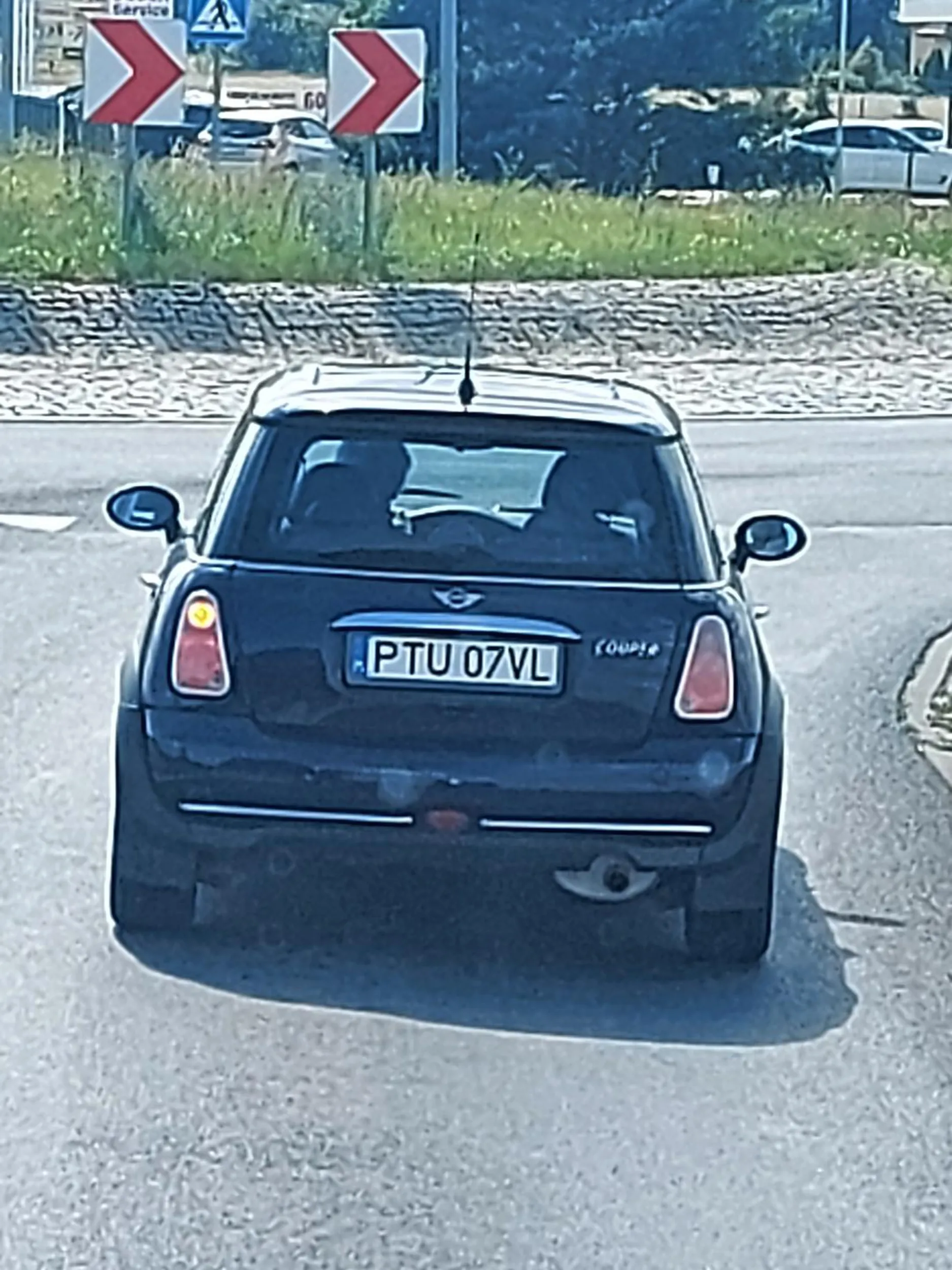 Gość którego chyba bawi blokować ruch poza terenem.zabudowanym,jedzie sobie 65 czasem 75 i ma.w dupie ze za nim sznur aut