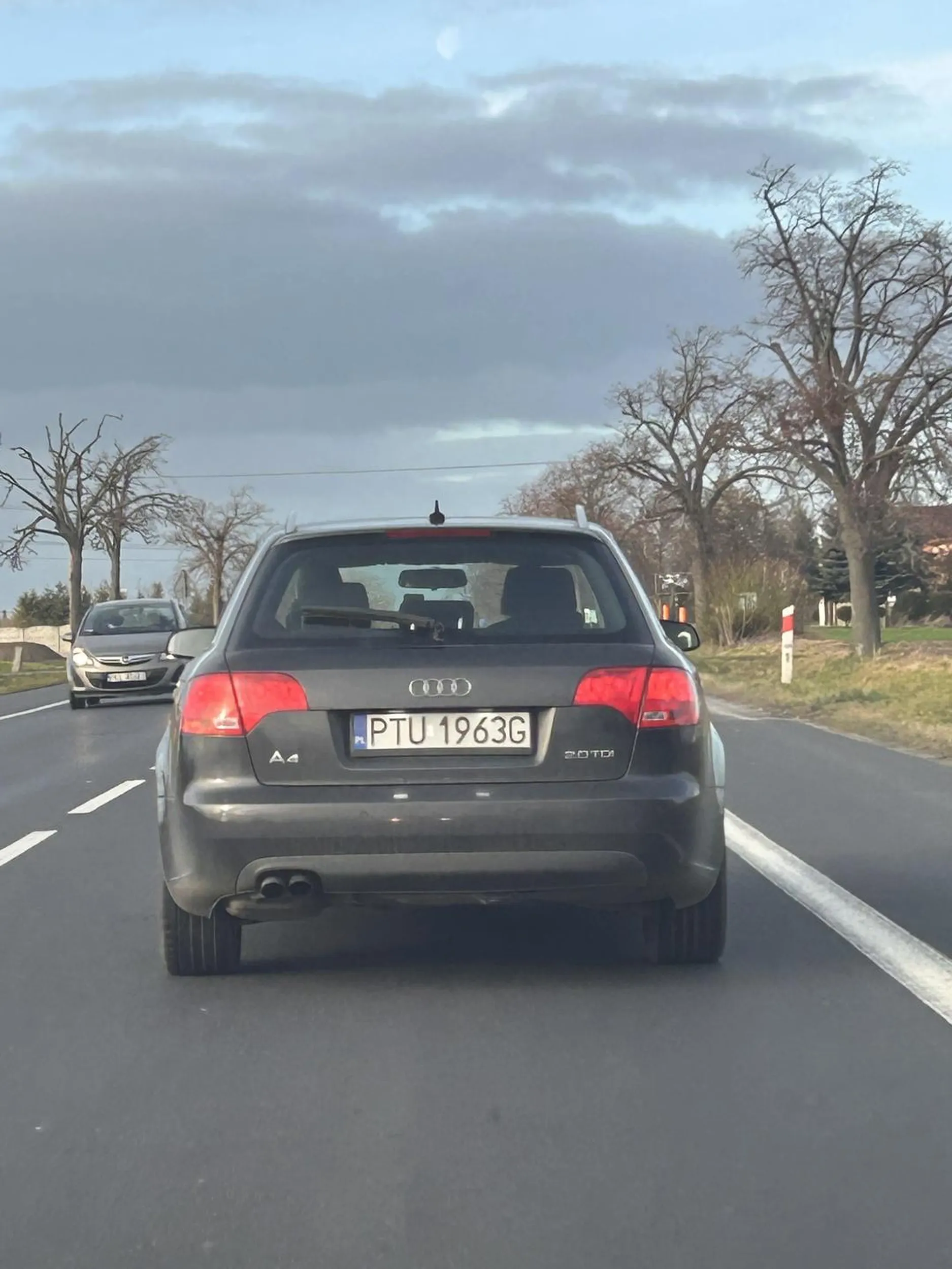 Kauduniarz z a4, szeryf drogowy xD przy wyprzedzaniu kątem oka ujrzał inne auto w lusterku to postanowił przyspieszyć a chwilę po tym jak manewr wyprzedzania jednak się udał nasz kolega pozytywny tak bardzo spocił się tym faktem że aż musiał nas wyprzedzić tylko po to by jechać całe zawrotne 5km/h szybciej xDD
