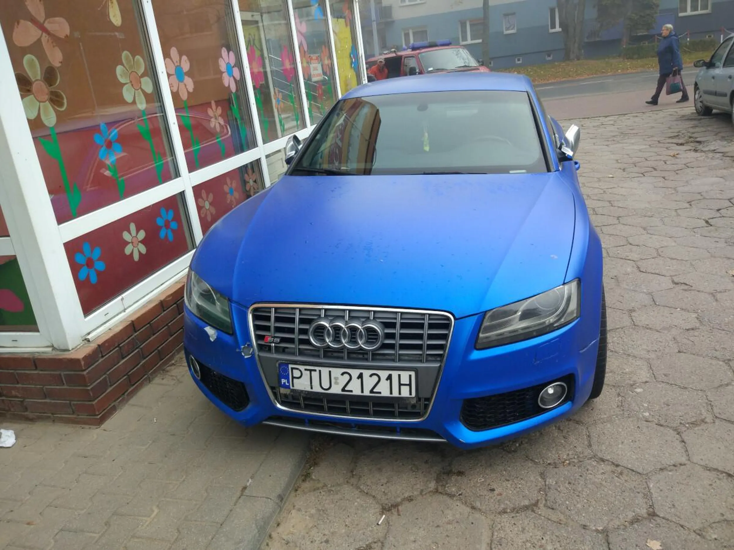 Parkuje na chodniku nie zostawiając przepisowego wolnego miejsca dla pieszych