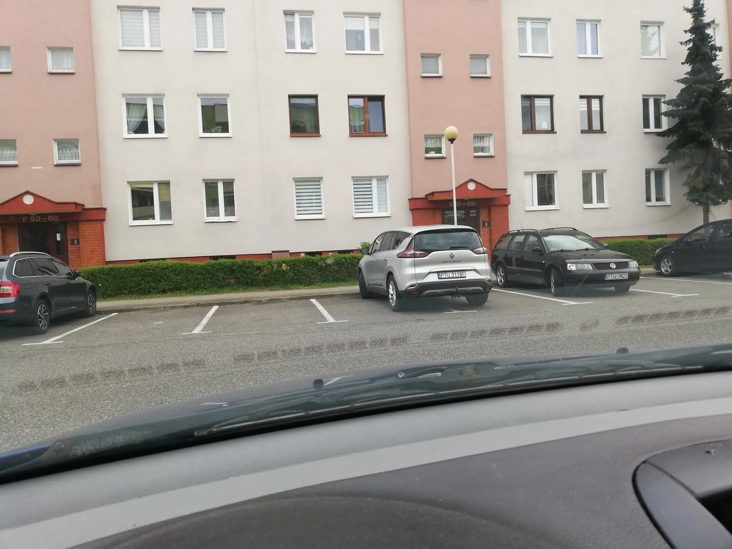 widziałem jak parkowała- miała miejsce żeby zaparkować poprawnie!