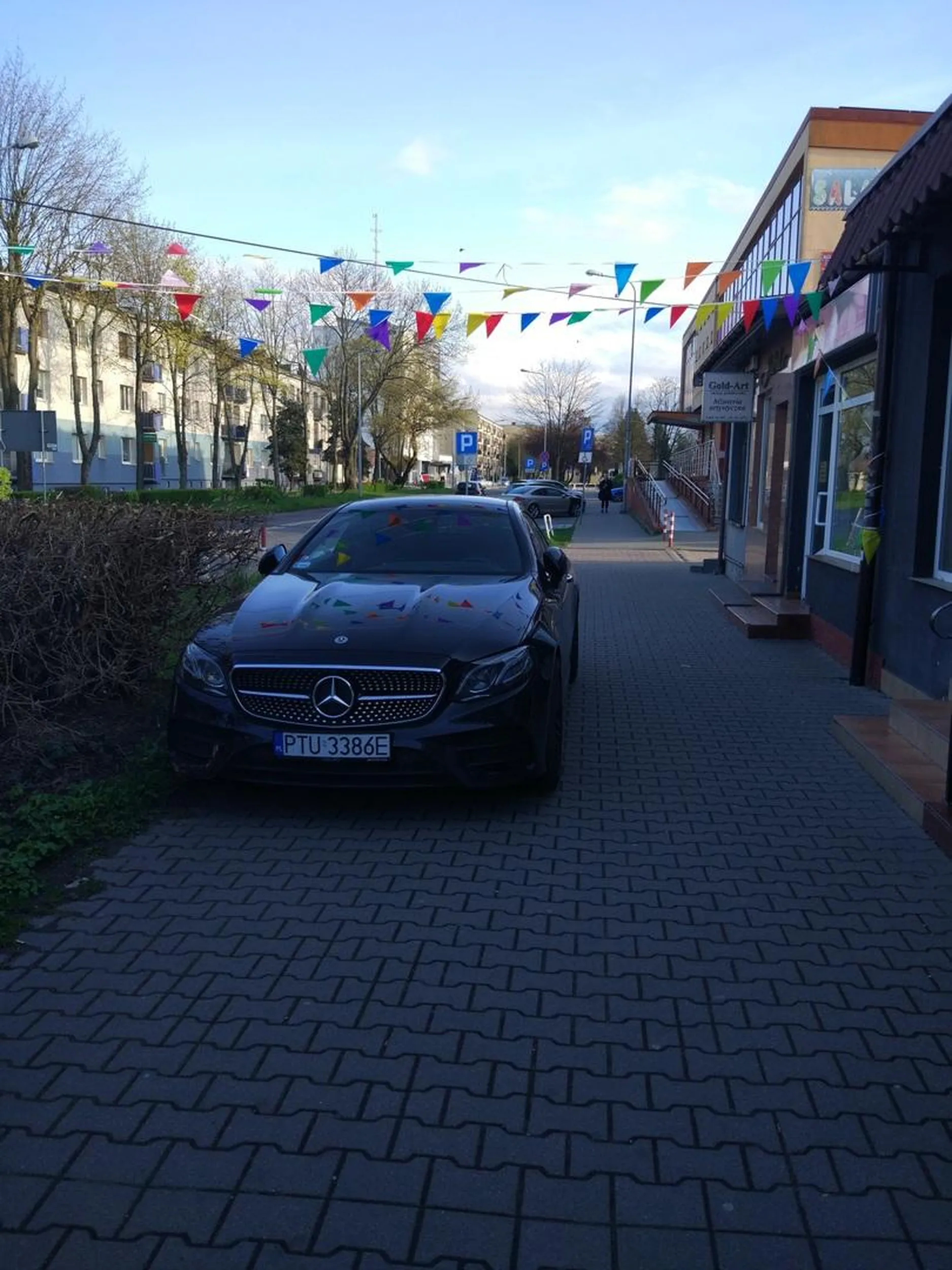 Jeździ i parkuje na chodniku