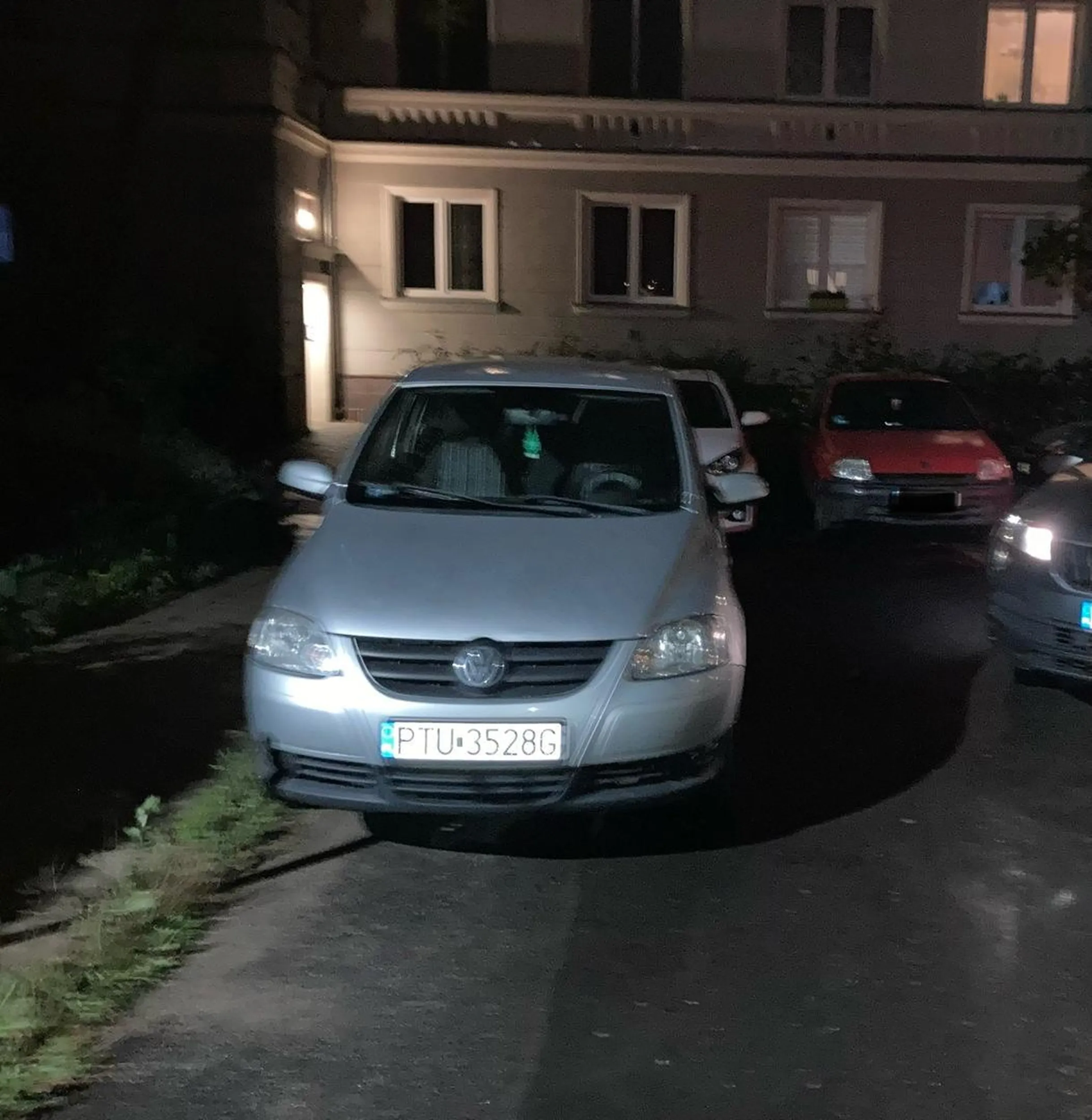 Babsko zastawiło wjazd na jednokierunkowej drodze wewnętrznej. Zeszła dopiero po 10 minutach trąbienia sprawdzić i stwierdziła, że ona tak stoi, bo przez innych kierowców nie ma dla niej miejsca. Karetka nie ma szans przejechać.