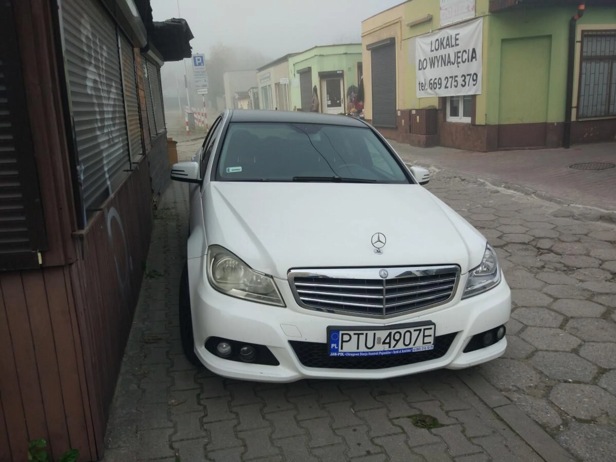 Parkuje na chodniku nie zostawiając przepisowego wolnego miejsca dla pieszych