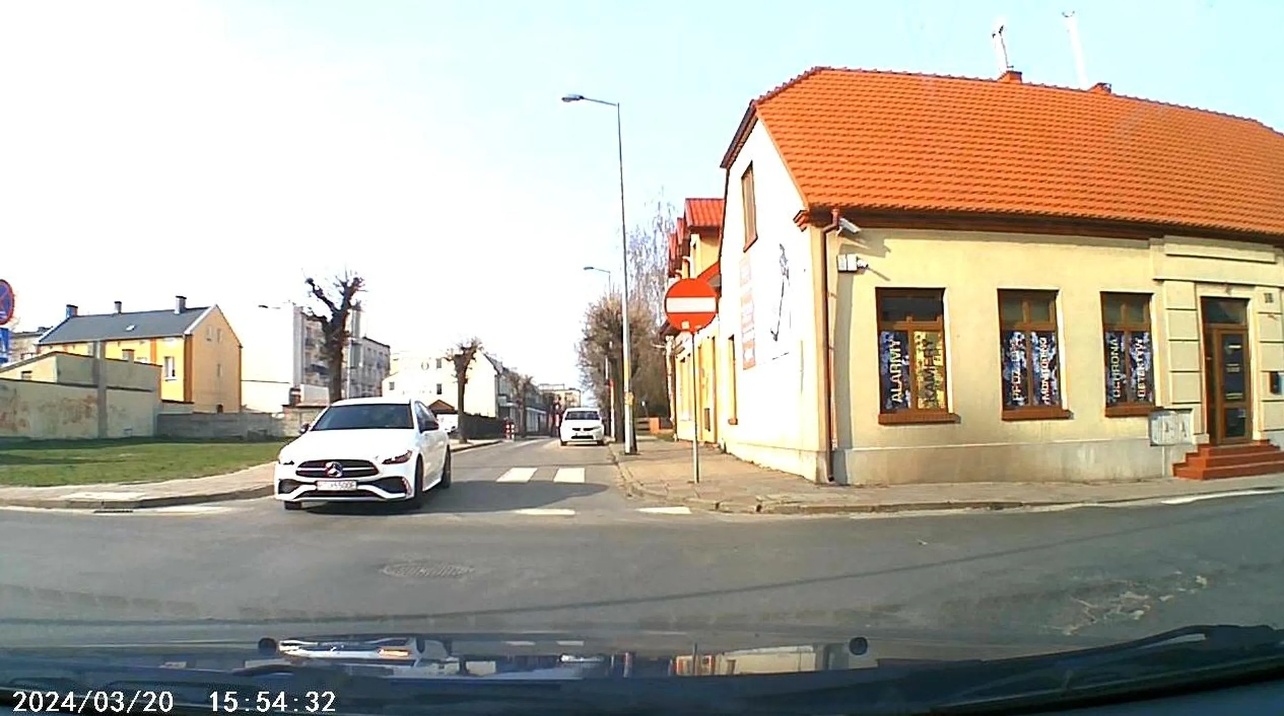 wyjeżdża z ulicy jednokierunkowej, skręca w swoje lewo ale od prawej krawędzi - na ponowny kurs się nadaje ten ktoś za kierownicą!