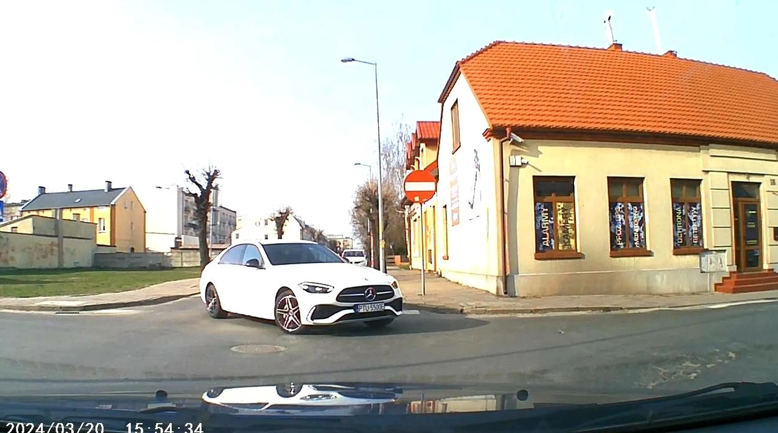 wyjeżdża z ulicy jednokierunkowej, skręca w swoje lewo ale od prawej krawędzi - na ponowny kurs się nadaje ten ktoś za kierownicą!