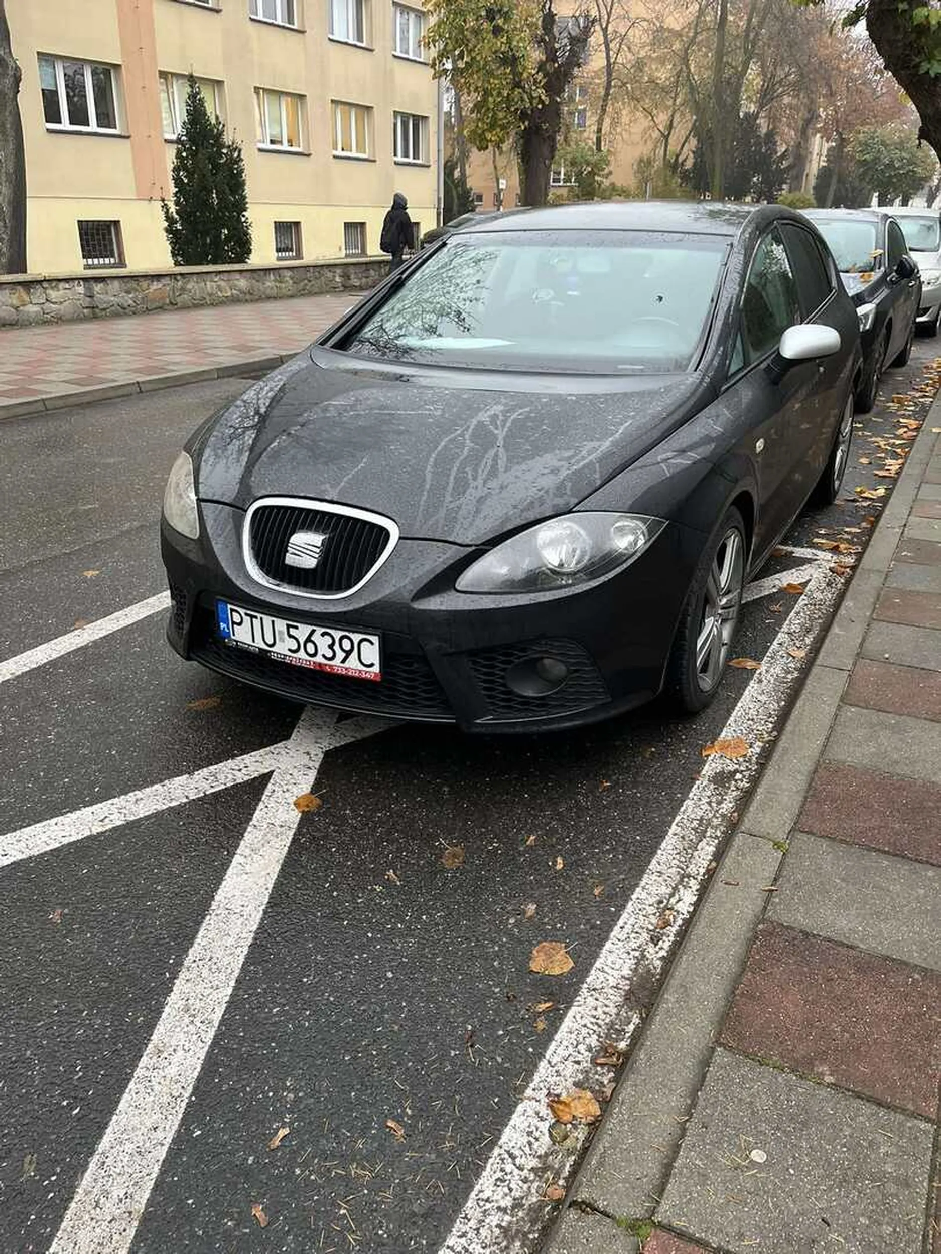 Samochód zaparkowany jak na zdjęciu poniżej.Na zwrócenie uwagi agresywna reakcja i odpowiedź ,,im just a girl"