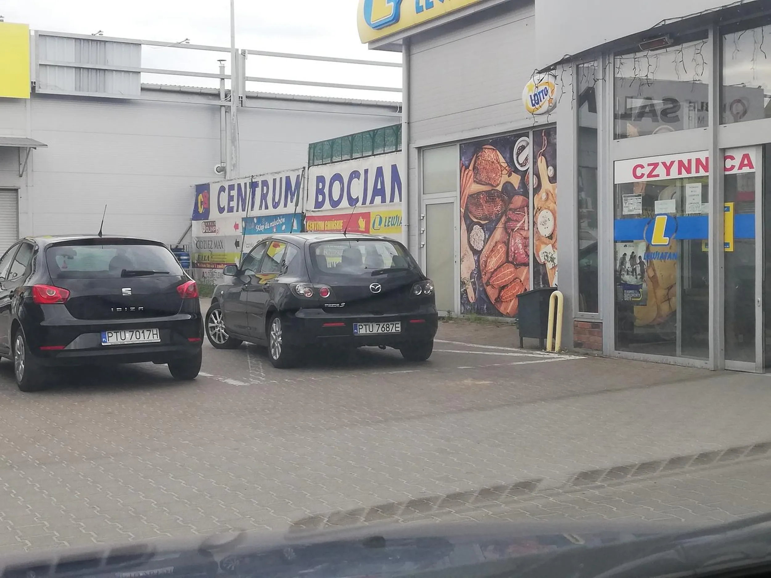 jak widać da się kierować i parkować samochodem będąc bez oczu i bez mózgu