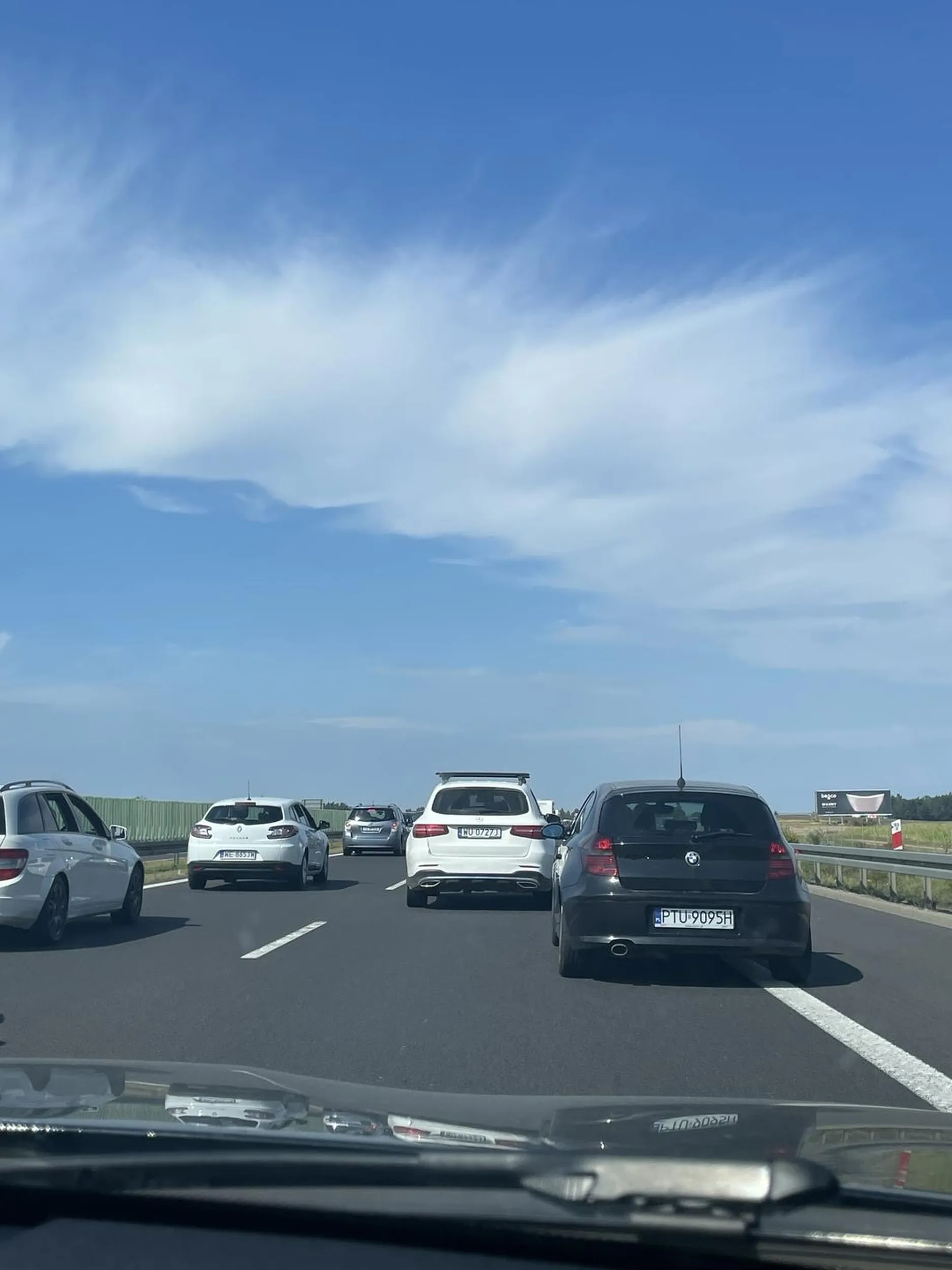 W korku kierowca co jakiś czas wjeżdża na pas awaryjny, aby sprawdzić co się dzieje podjeżdżając bardzo blisko do stojących na tym pasie samochodów