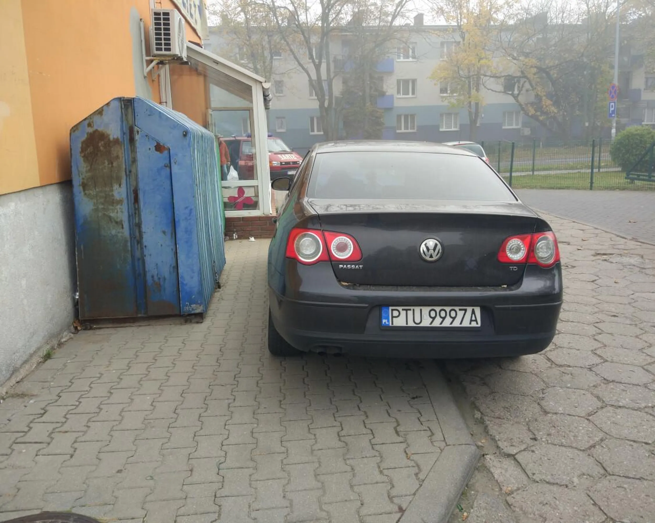 Parkuje na chodniku nie zostawiając przepisowego wolnego miejsca dla pieszych