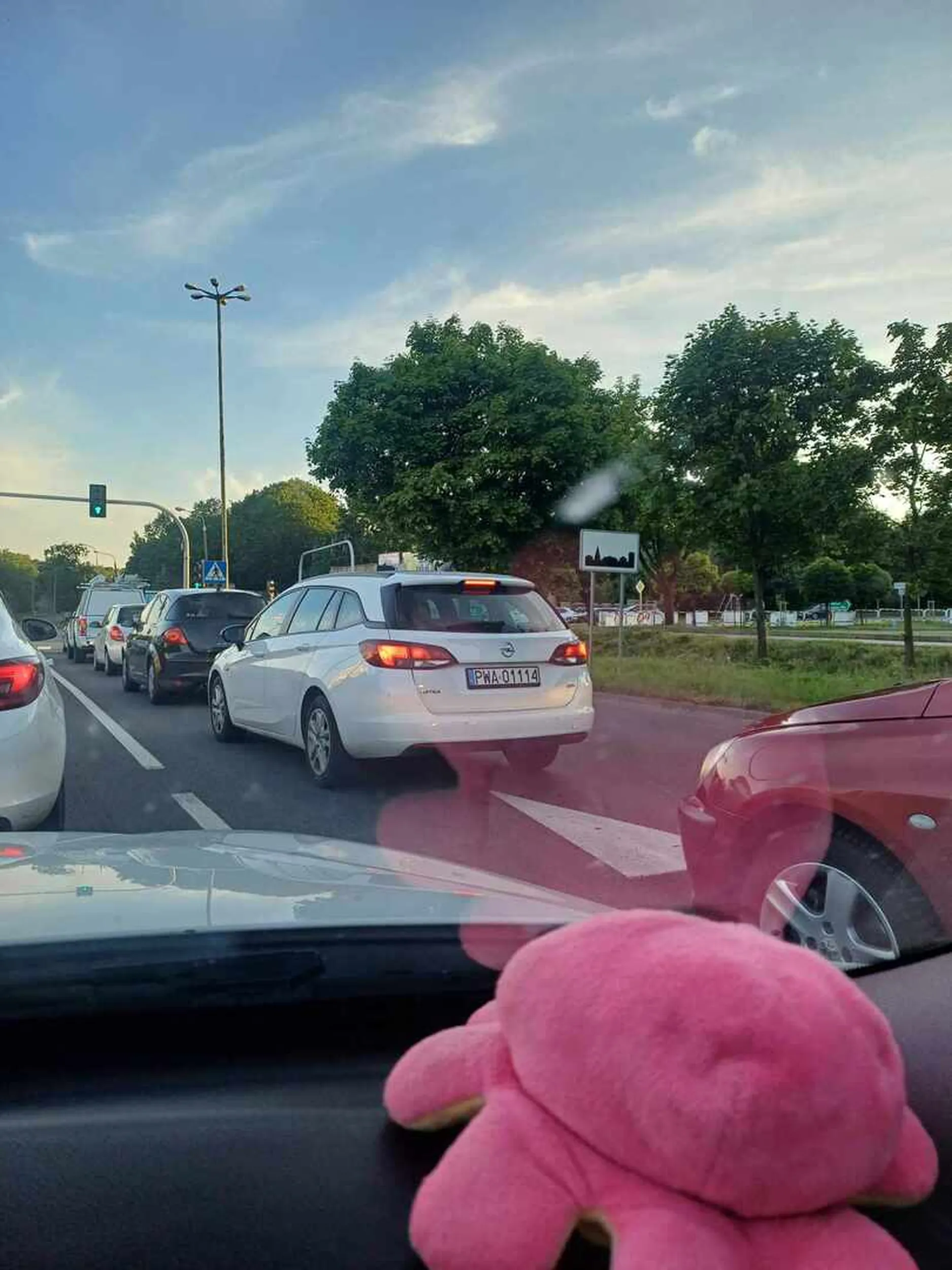 Nieuprzejmy kierowca, wymusił pierwszeństwo pod mostem, gdzie patrzył w oczy i zarzucił mi że jeszcze ja jechałem zbyt szybko według niego miałem 100km/h a byłem zatrzymany do 0 i ledwo co ruszałem następnie na obwodnicy wysiadł zablokował mi przejazd i chciał żebym wysiadł więc pociągnął za klamkę ogólnie bardzo agresywny z niego kierowca... Nie pozdrawiam