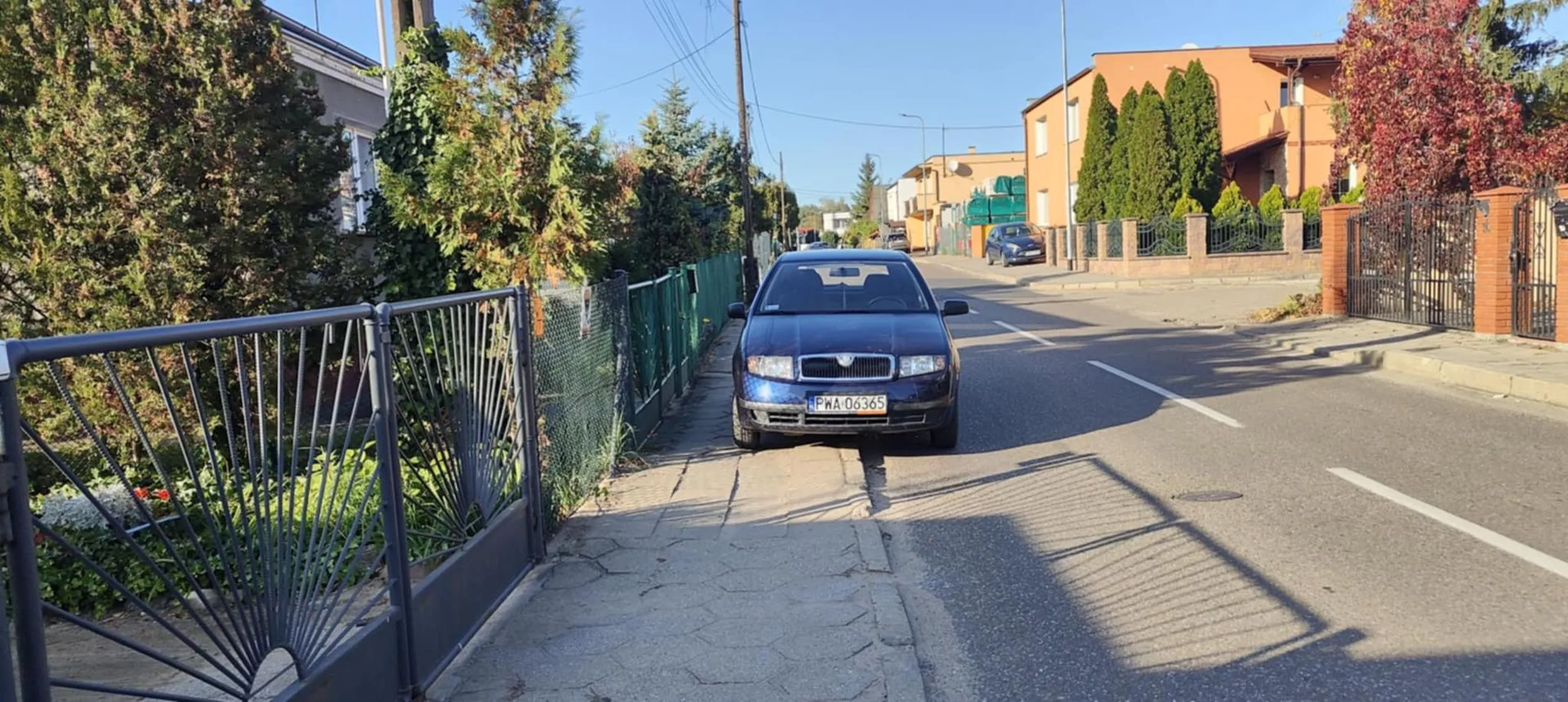 Ośle naucz się parkować poprawnie bo nawet kobieta z wózkiem nie może przejść, oby ciebie to kiedyś spotkało jełopie.