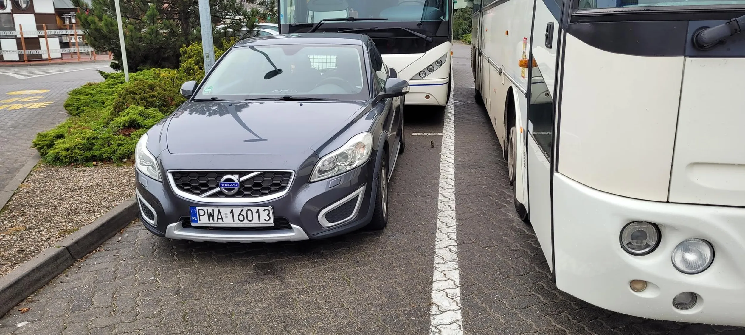 Parking dla osobówek jest obok , ślepy znaków nie widzi czy PJ z biedronki na promocji.