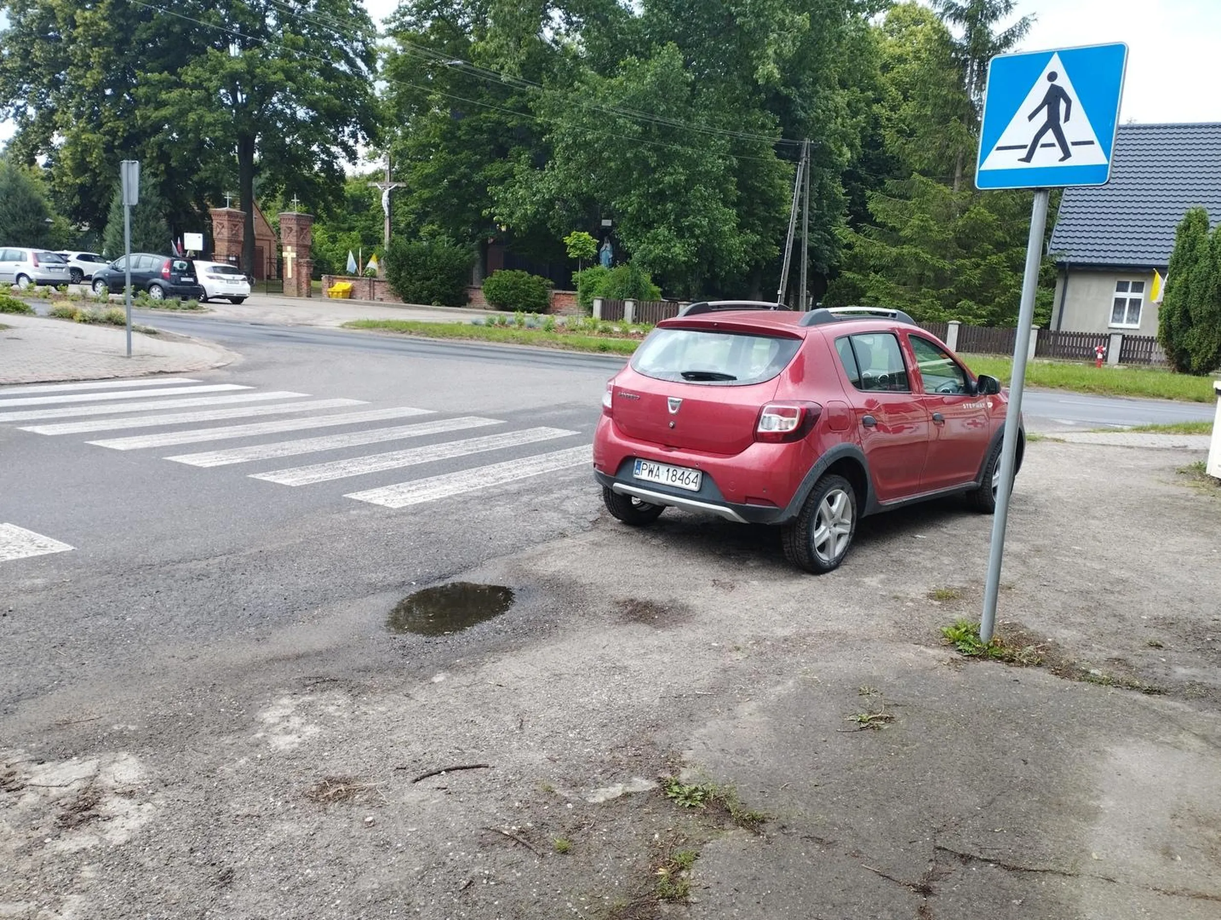 Stary małpiszon parkuje na przejściu i idzie do kościoła mimo że parking 20 m dalej