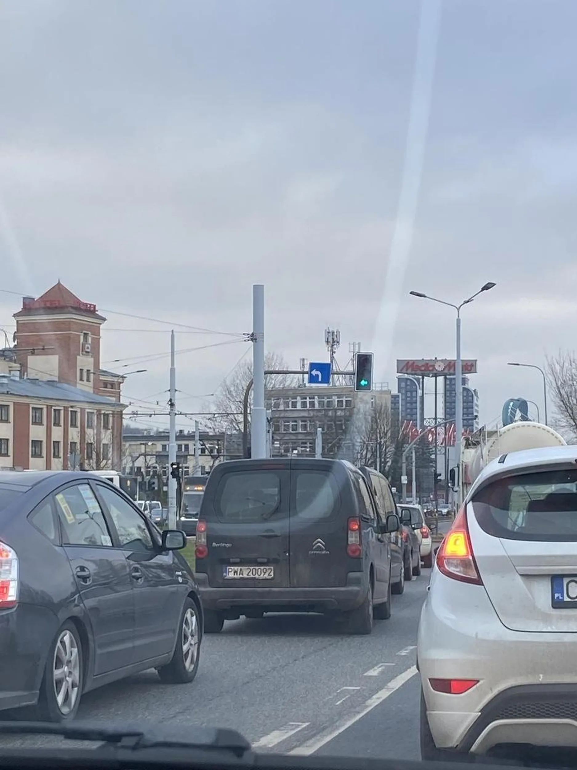 Jebaniec, wpieprza się na chama na czerwonym świetle, wyjeżdża na środek ronda bo nie chce mu się czekać w korku, omija czekające na światłach samochody, prawie przejechał pieszego