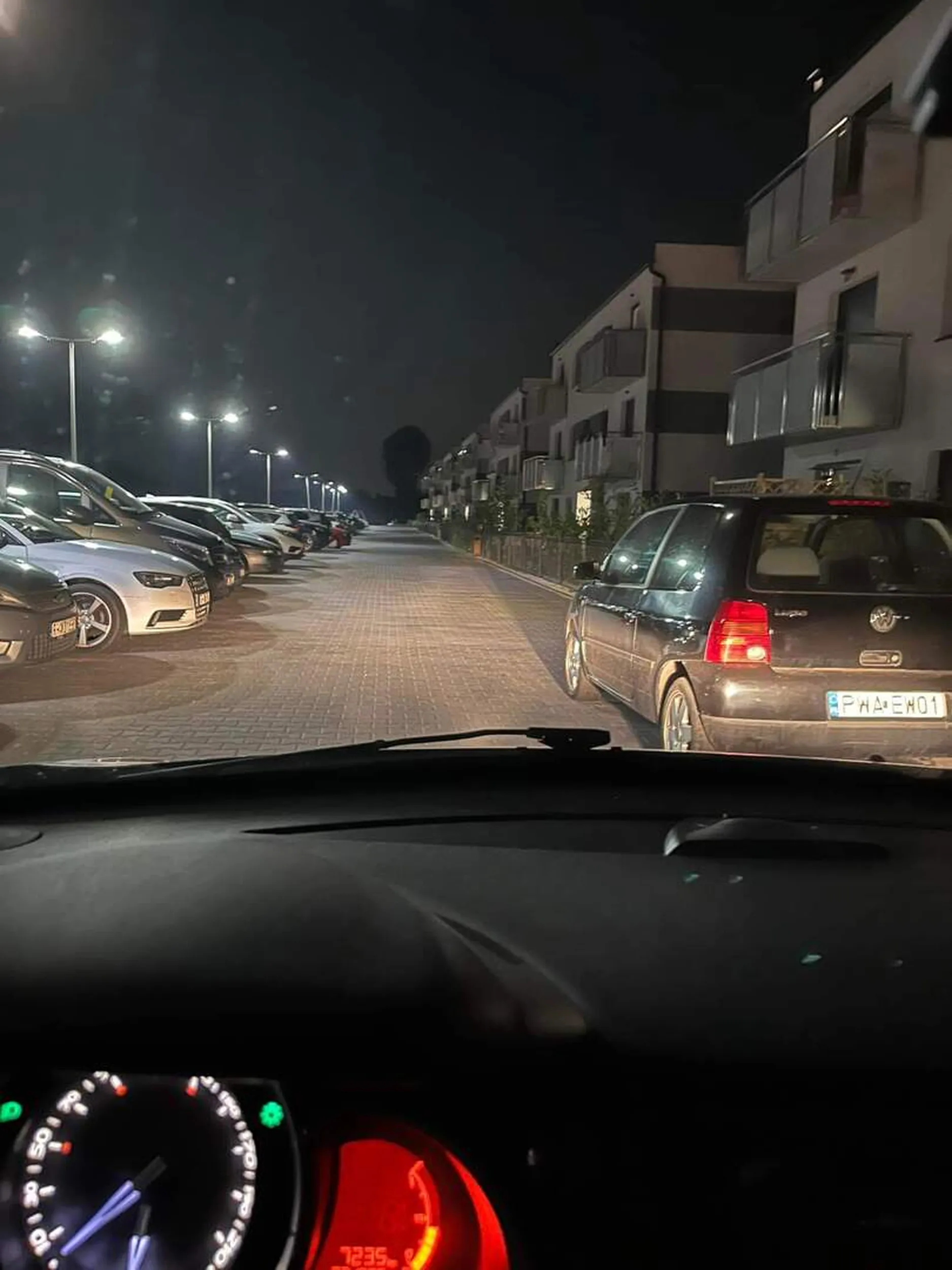 Naucz się parkować ośle albo będą 4 opony do wymiany.