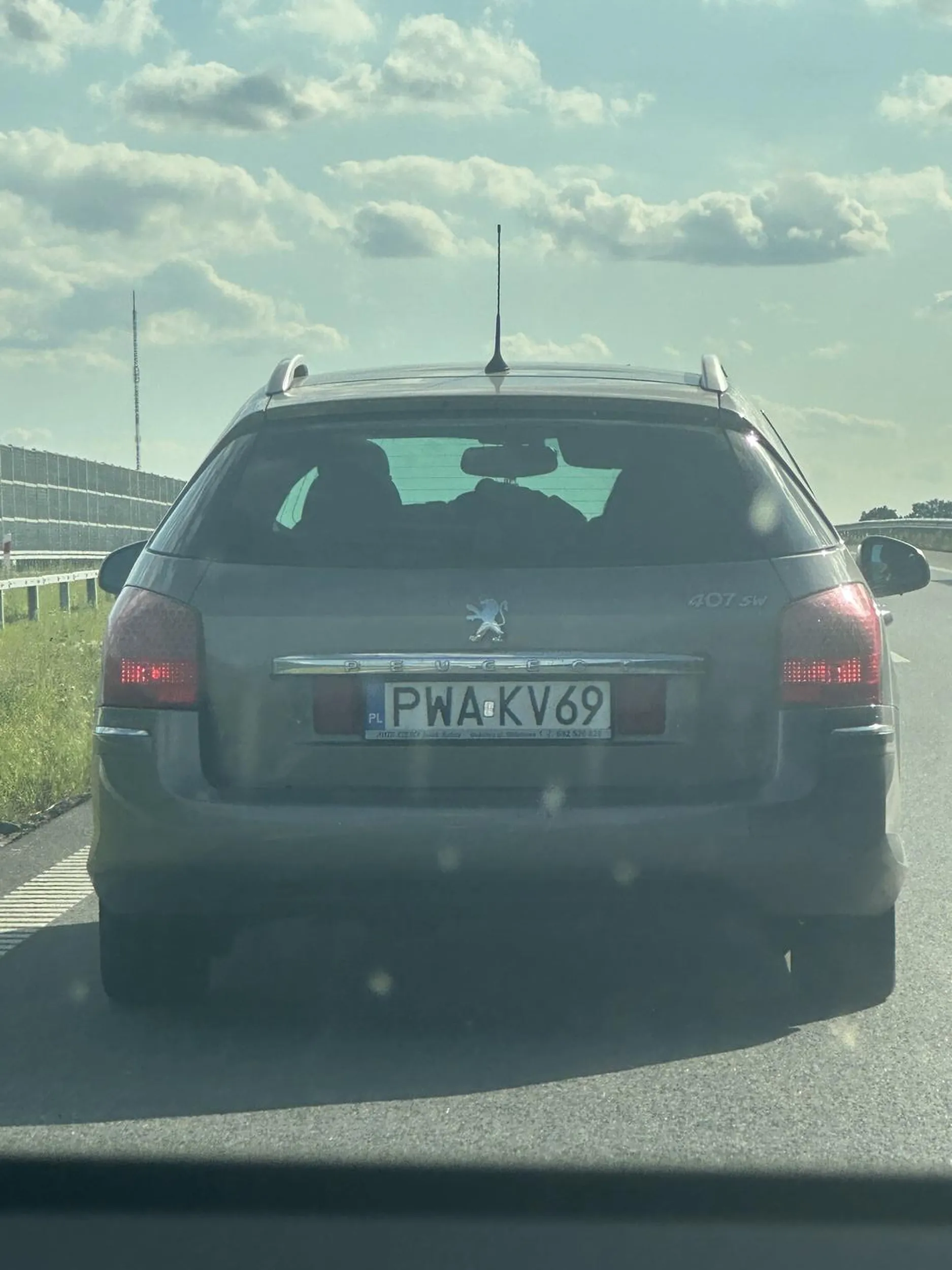 Wyjeżdża na lewy pas i wymusza hamowanie, po czym zwalnia