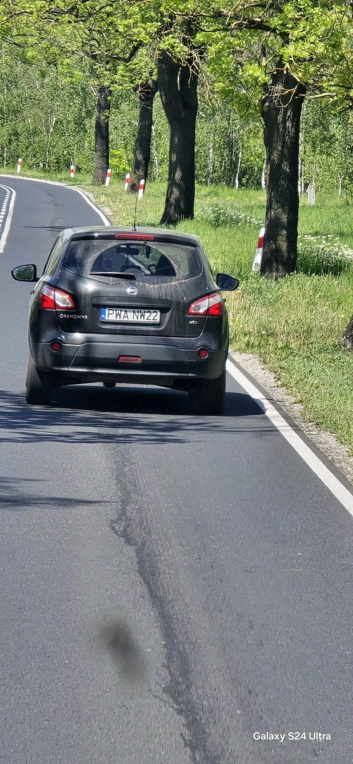 Następnym razem jak piszesz wiadomość podczas jazdy to się zatrzym w bezpiecznym miejscu a nie latasz od pasa do pasa stwarzając zagrożenie.