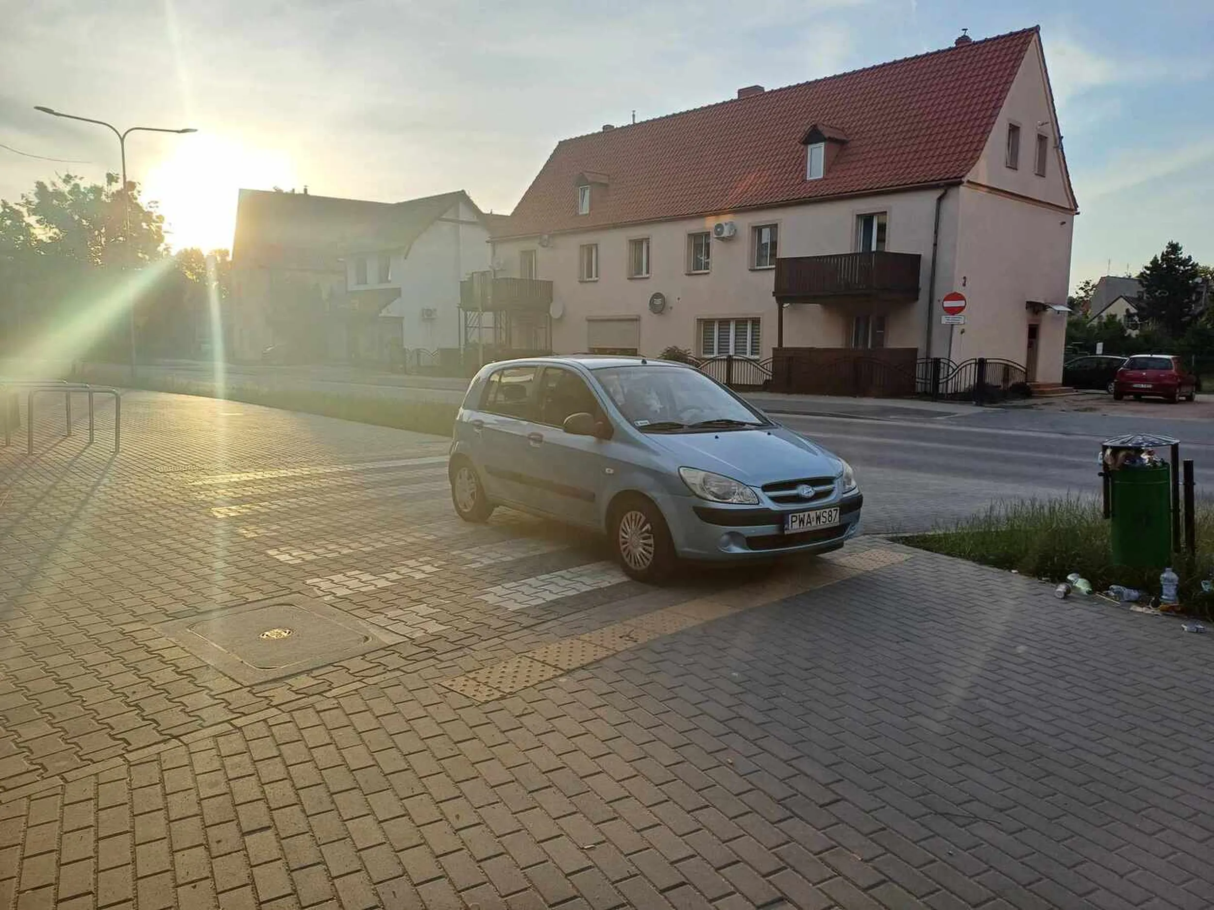 Auto zostawione na parę minut na środku przejścia dla pieszych