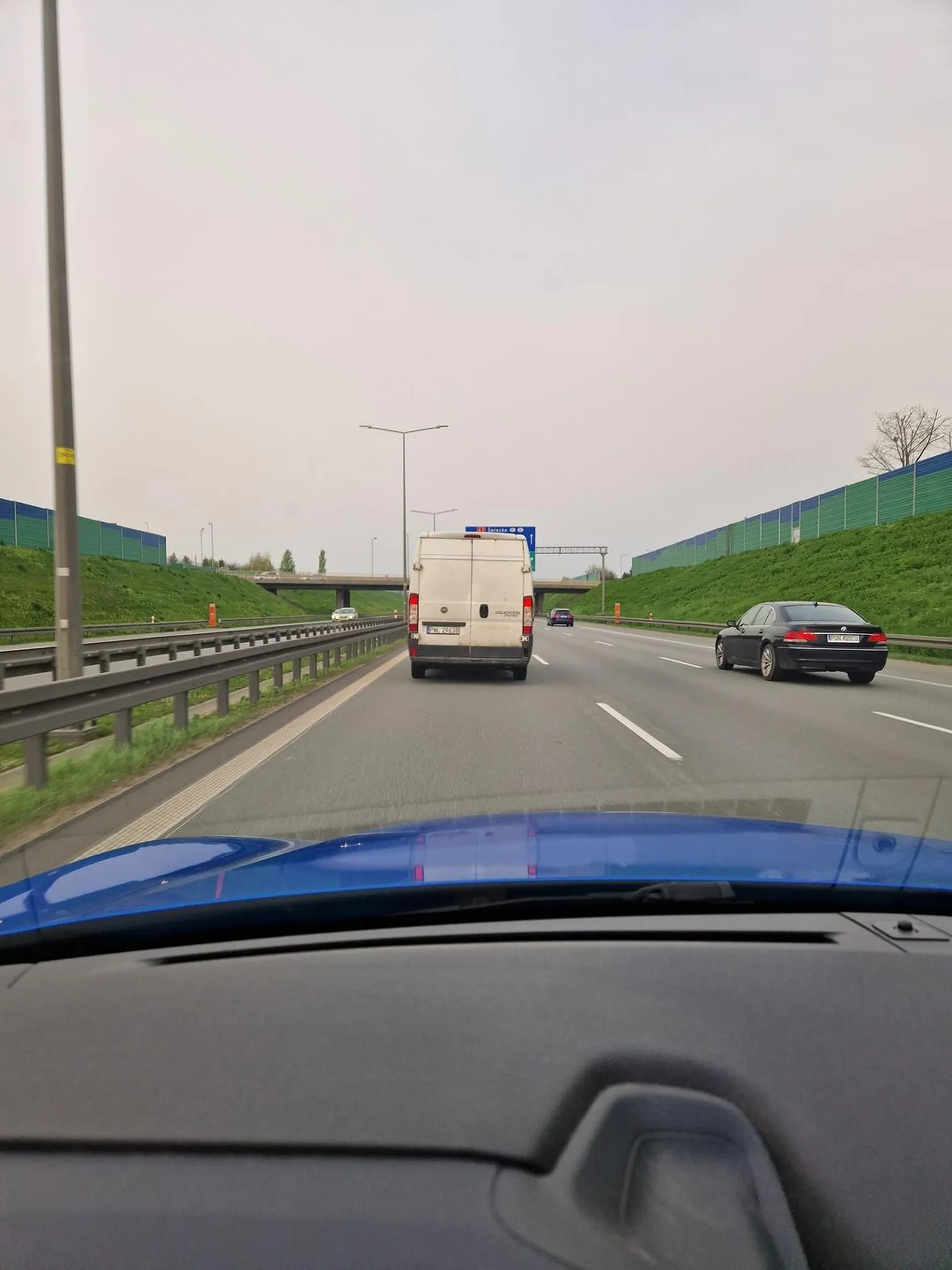 busem na lewym pasie jedzie 90 na autostradzie...