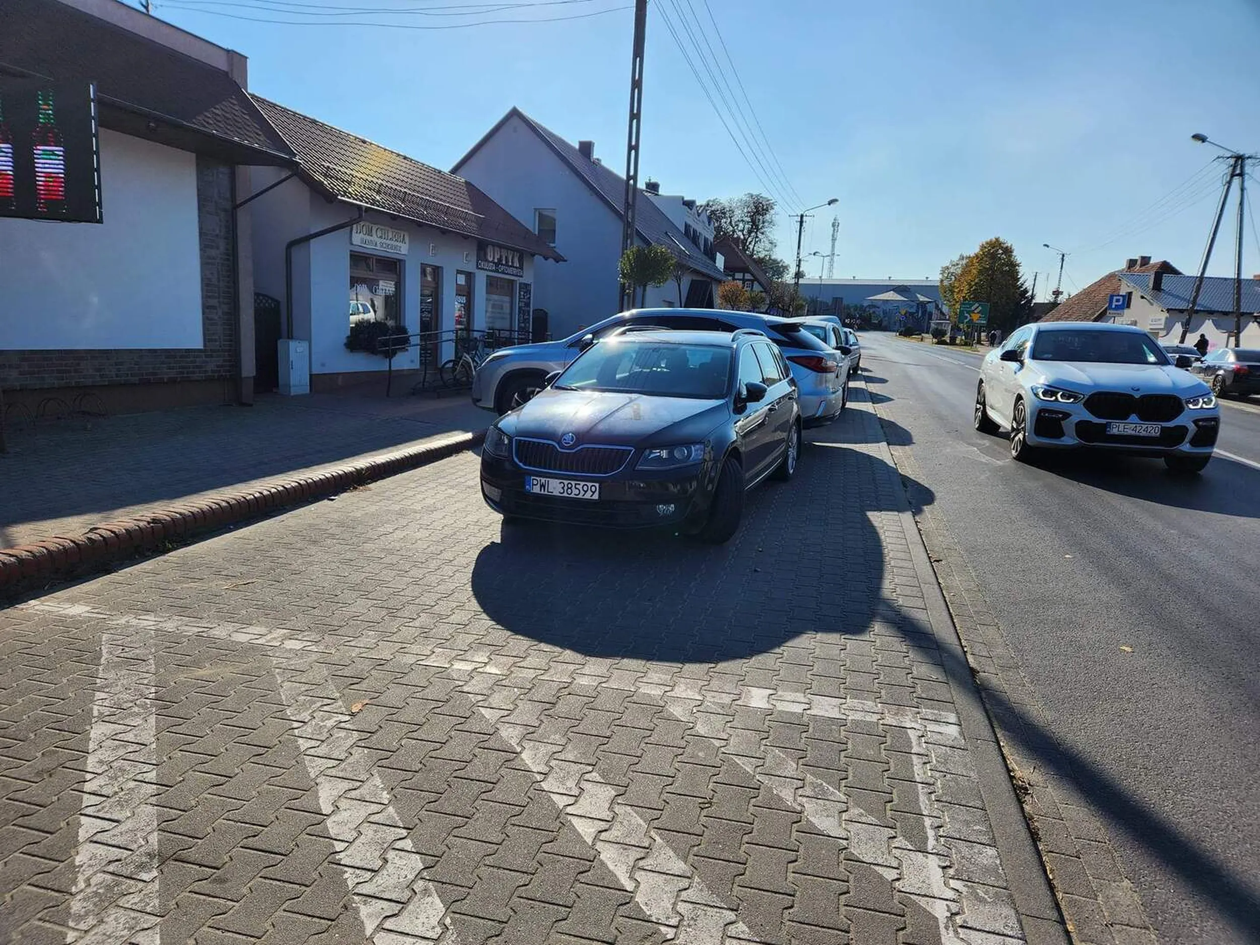 Parkuje na 3 miejscach parkingowych bo jego ego na jednym się nie mieści