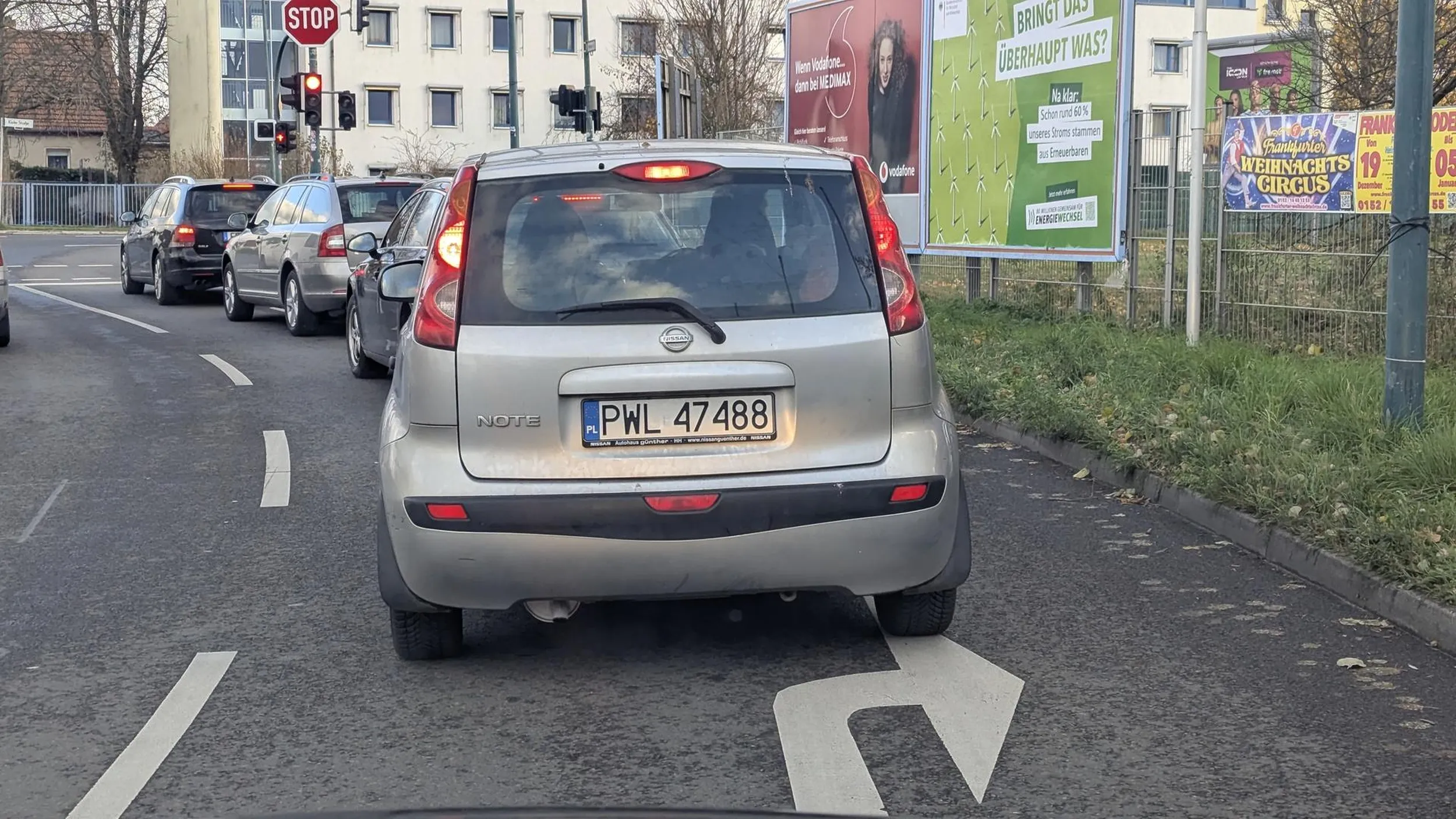 W Frankfurt Oder Polak facet nie umie włączyć kierunku w prawo na drodze tylko do skrętu w prawo. Jeździ 24 km / 1 na drodze gdzie jest 60 km / 1 h. Tragedia !!!