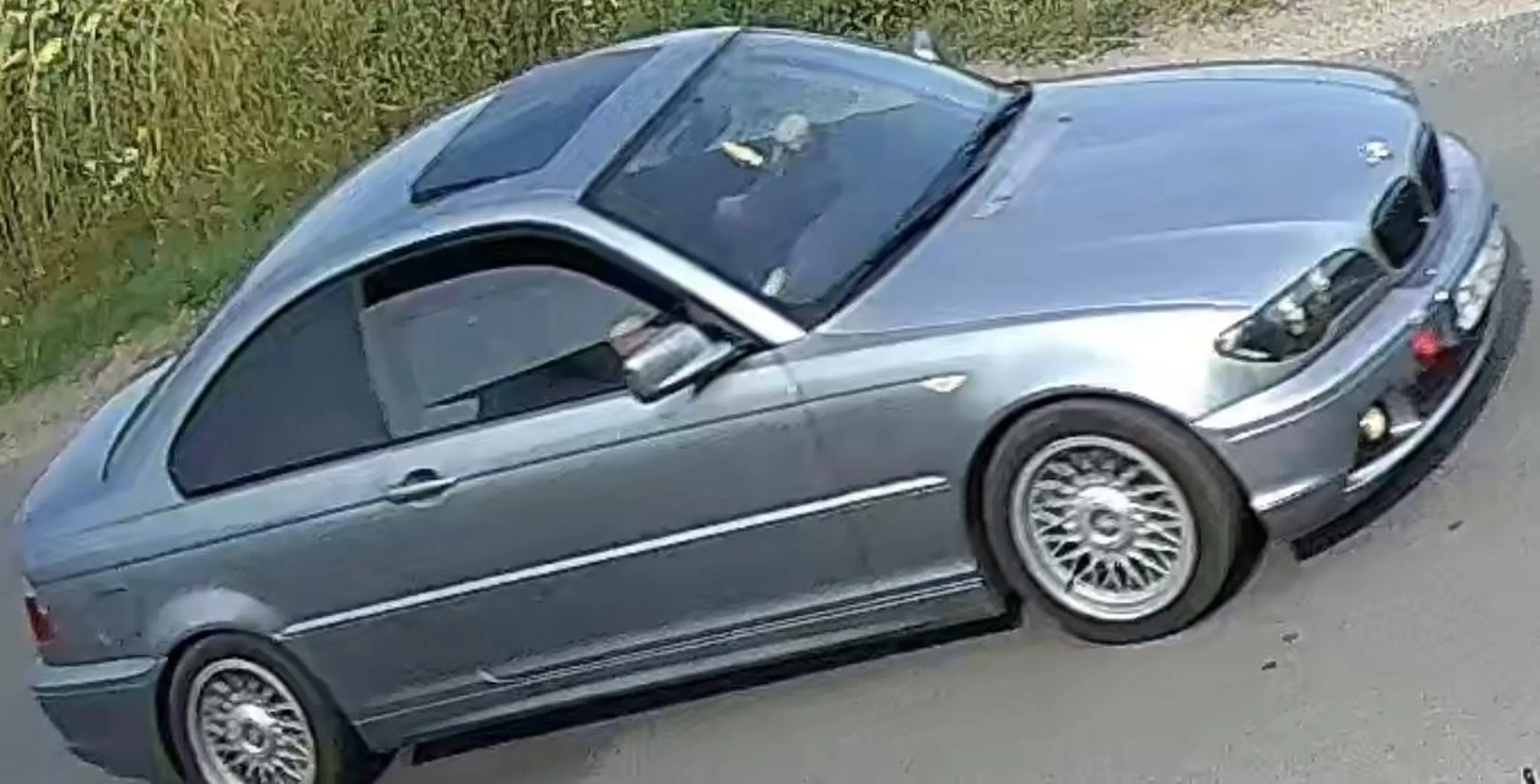 Wariat !  Przez teren zabudowany pędzi ponad 100 km/h, wyprzedza na trzeciego, i z tego swego BMW z przyczepionym BIG Wydechem drze ryja na maxa !