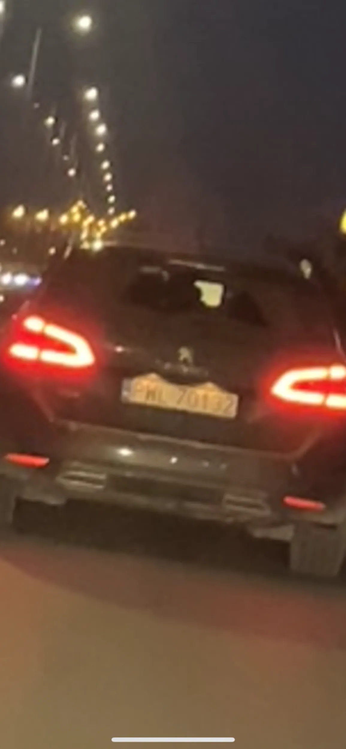 Siedzi na dupie mruga światłami po czym rzuca napojem w auto nie pozdrawiam.