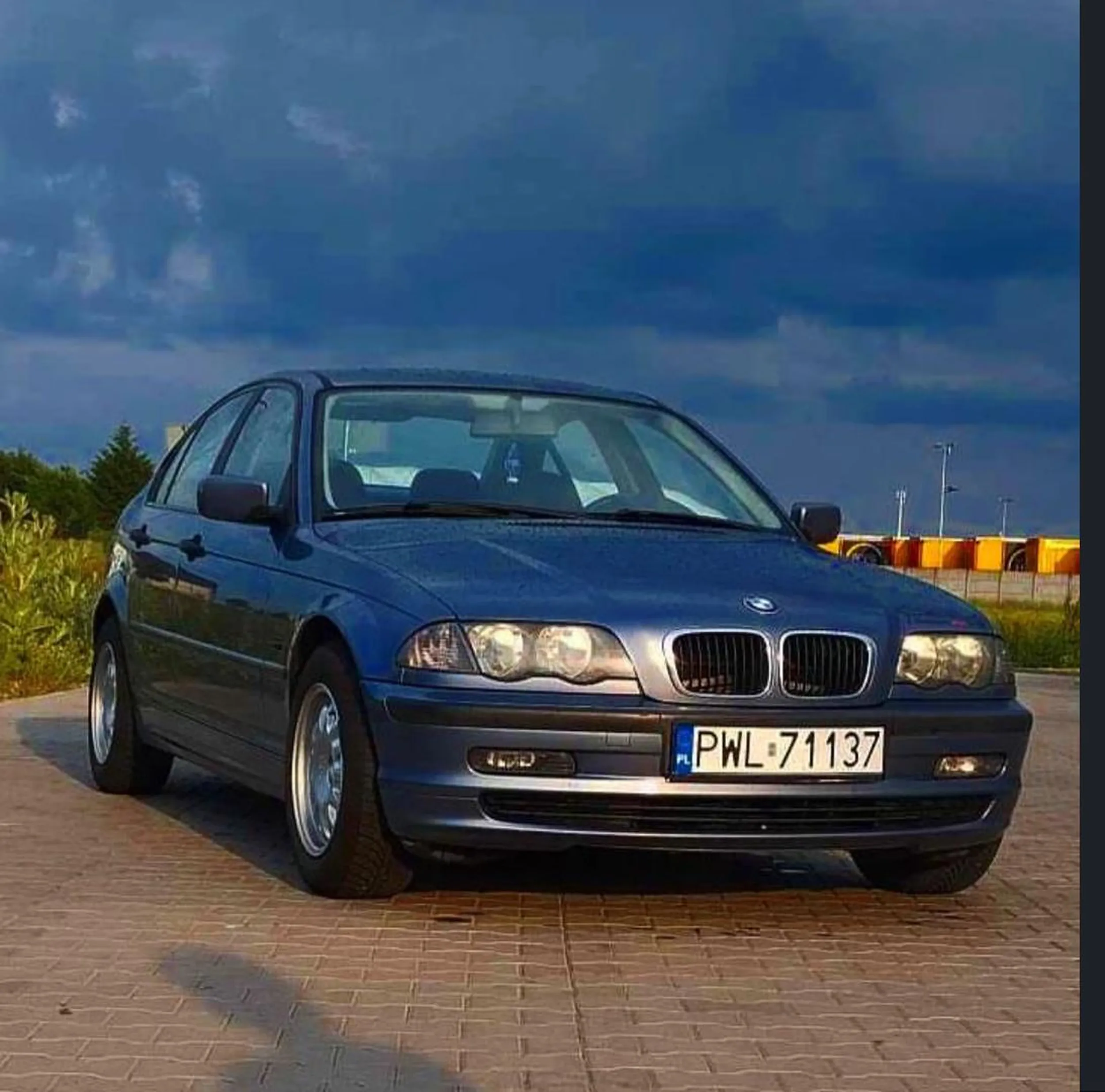 Zapierdala 170 w zabudowanym + słucha ciągle „Surender” powodując liczne zagrożenia ( nie słysząc klaksonu przez muzykę )