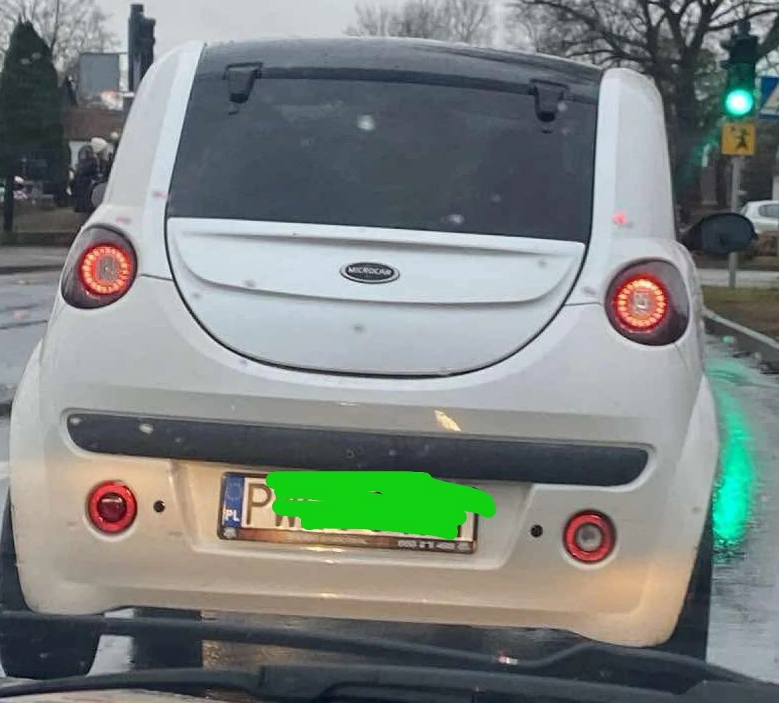 Uwaga ⚠️ prawdziwy pirat drogowy( zawraca tym pizdzikiem na środku drogi)