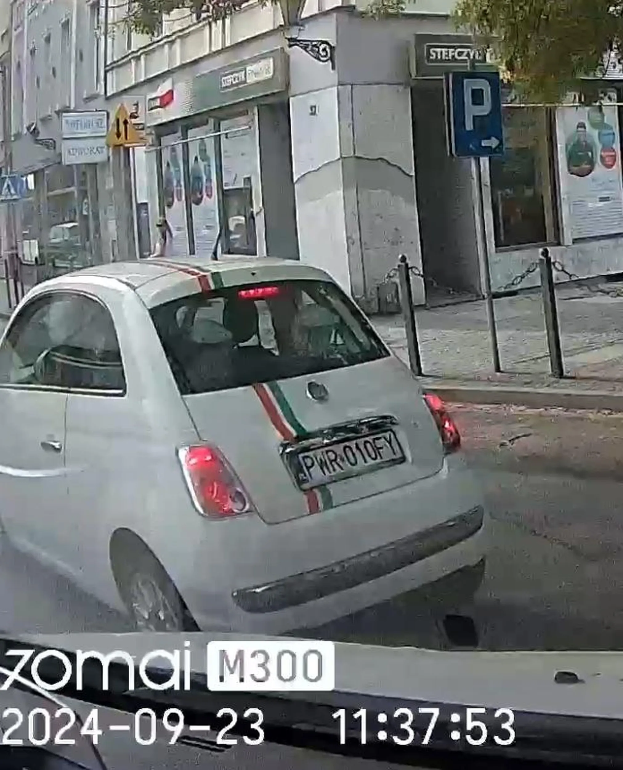 Kierowca wymusza pierwszeństwo i hamuje przed maska po zwróceniu uwagi. Nie polecam interakcji.