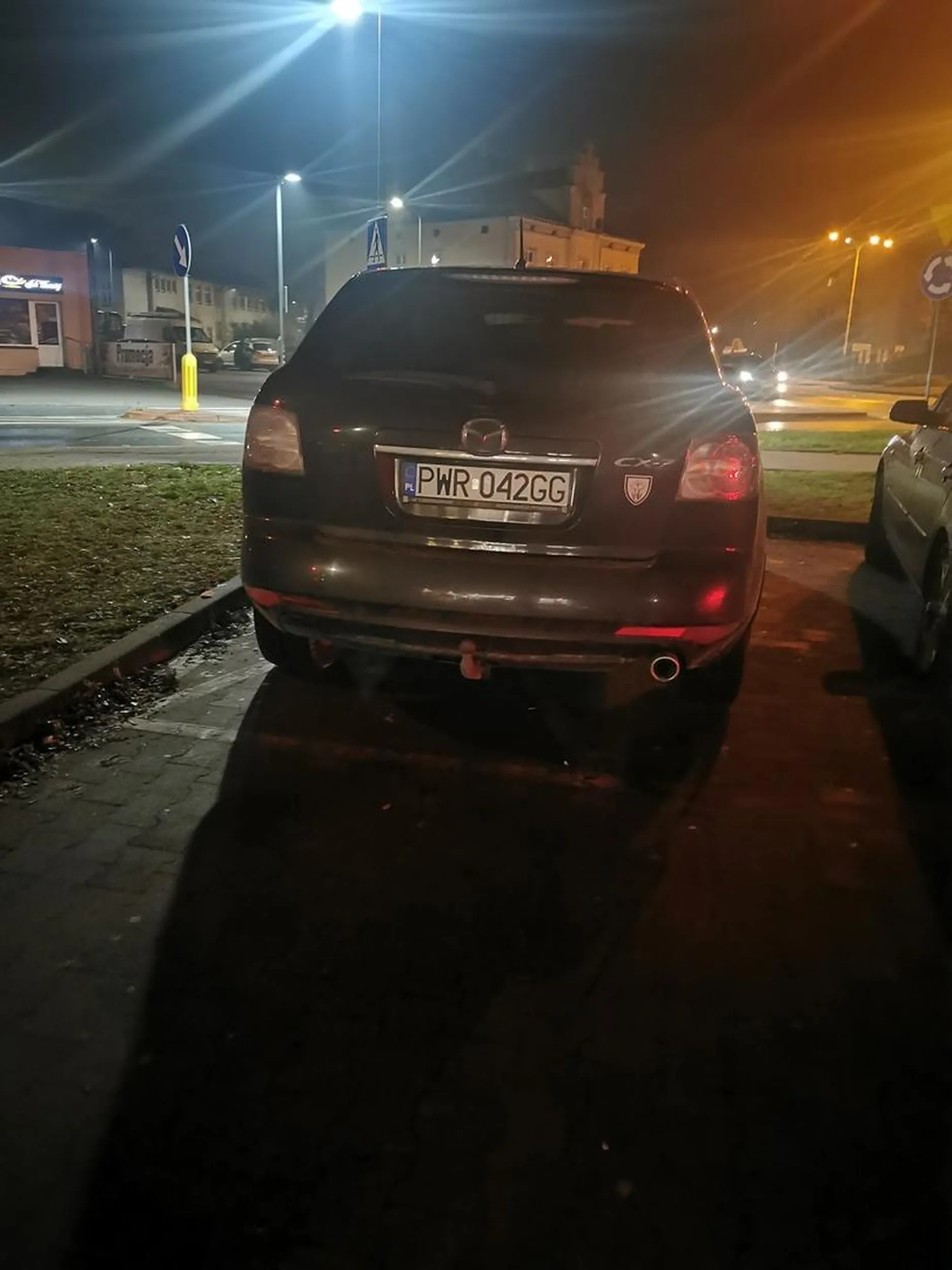 Parkowania się naucz gamoniu! Koperta a ludzie bokiem muszą latać bo nie chciało się na koniec parkingu ustawić!