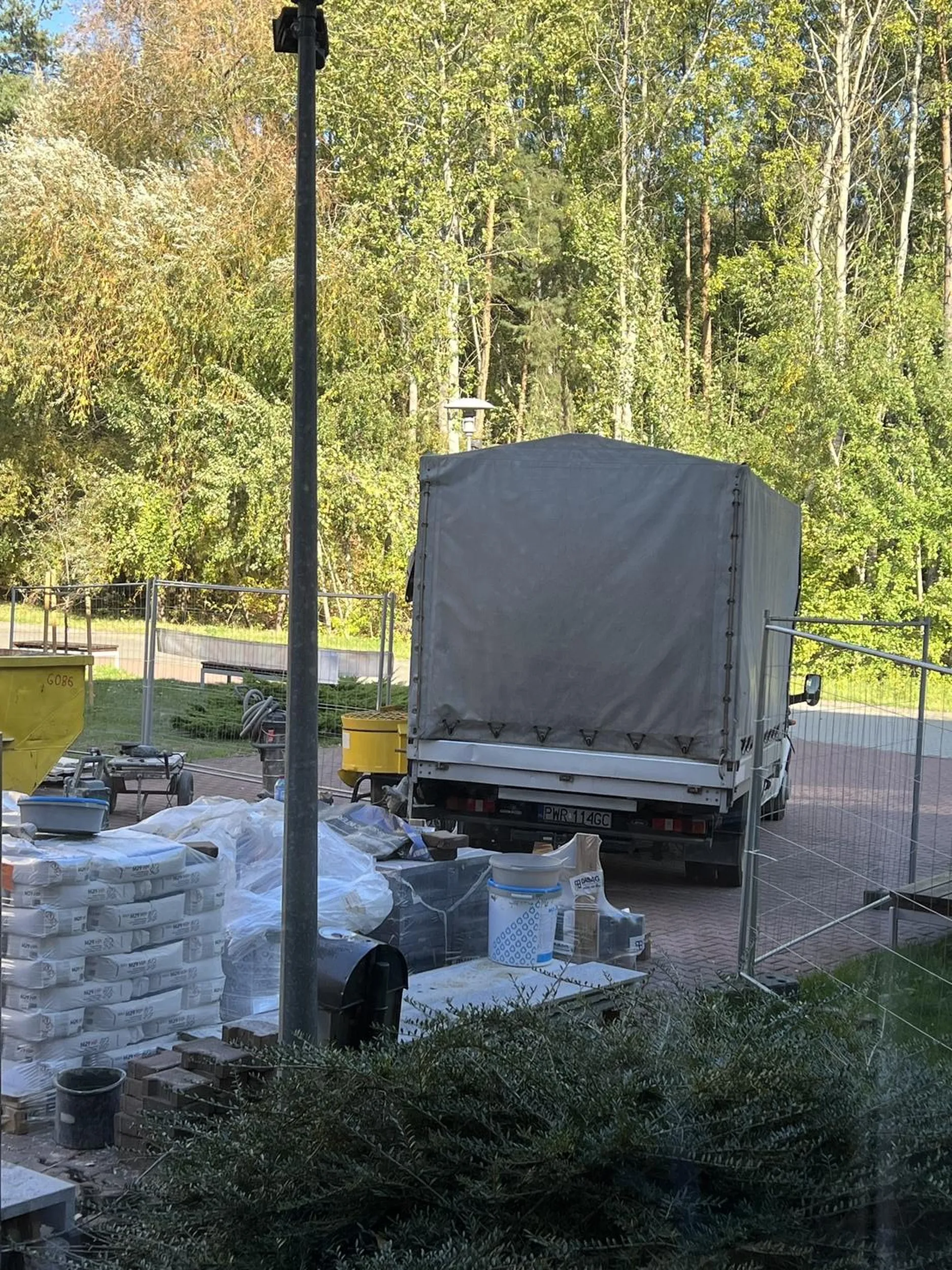 Stoją na chodniku, nie pracują