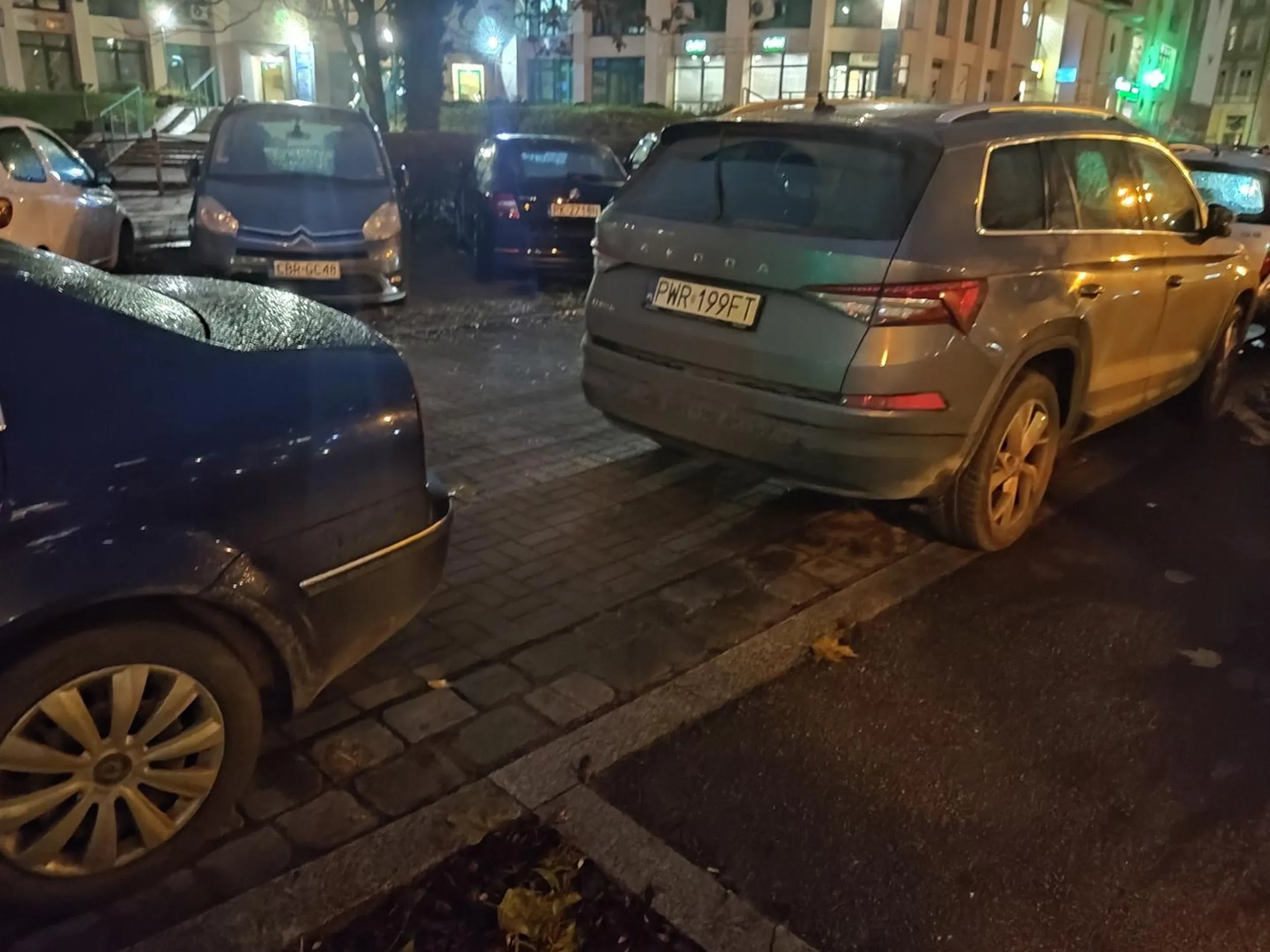 Bardzo ładnie zaparkowane auto, tak w sam raz, aby zablokować 1/2 początku ścieżki rowerowej, co by utrudnić wrednym rowerzystom wjazd na ścieżkę. Jeśli kierowca z Poznania to rozumiem, że mógł nie wiedzieć, że tam jest ścieżka, ale mimo wszystko warto, aby szare komórki troszkę powalczyły, bo nietrudno się domyślić, że ten fragment asfaltu po coś jest.