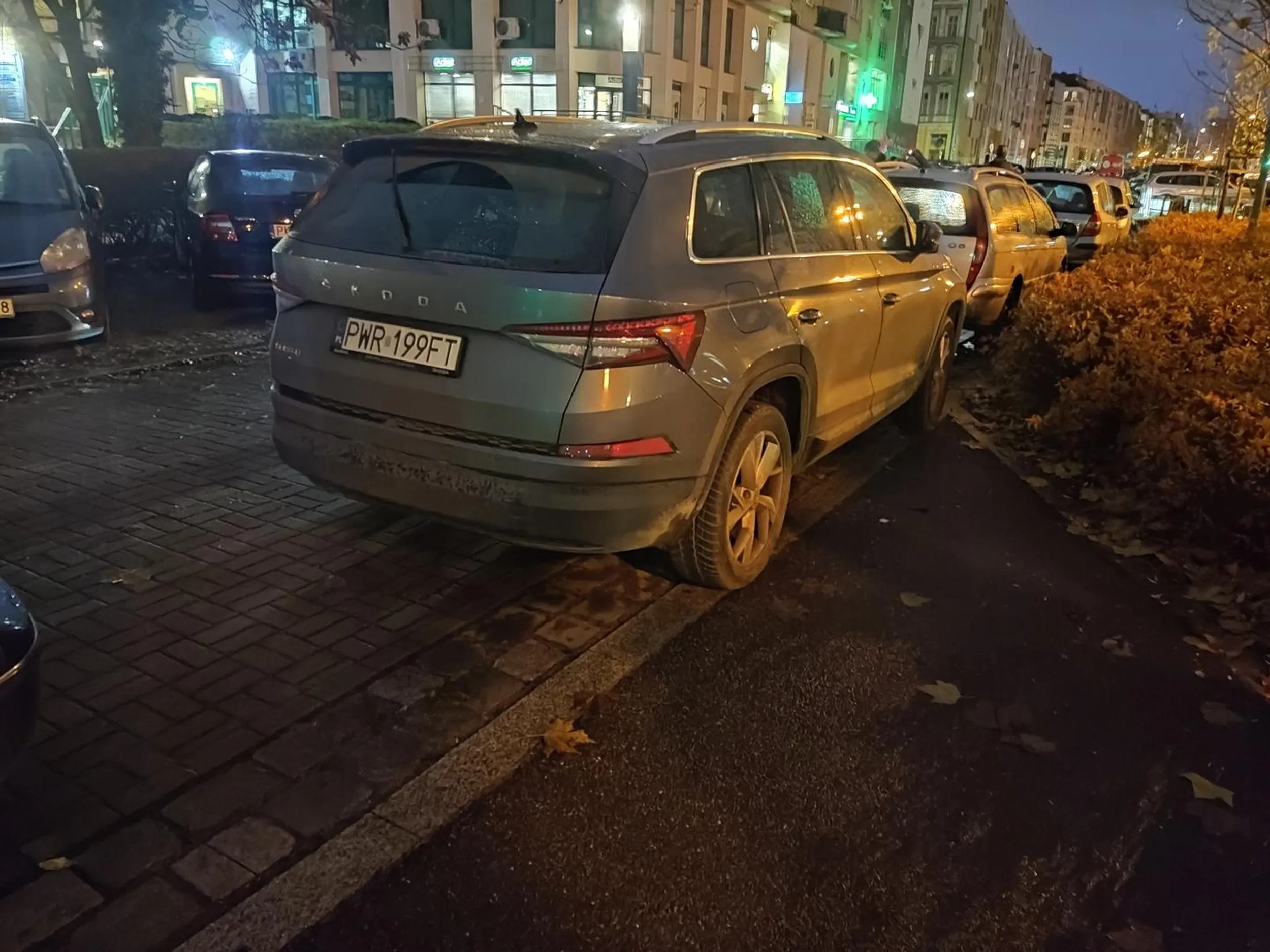 Bardzo ładnie zaparkowane auto, tak w sam raz, aby zablokować 1/2 początku ścieżki rowerowej, co by utrudnić wrednym rowerzystom wjazd na ścieżkę. Jeśli kierowca z Poznania to rozumiem, że mógł nie wiedzieć, że tam jest ścieżka, ale mimo wszystko warto, aby szare komórki troszkę powalczyły, bo nietrudno się domyślić, że ten fragment asfaltu po coś jest.