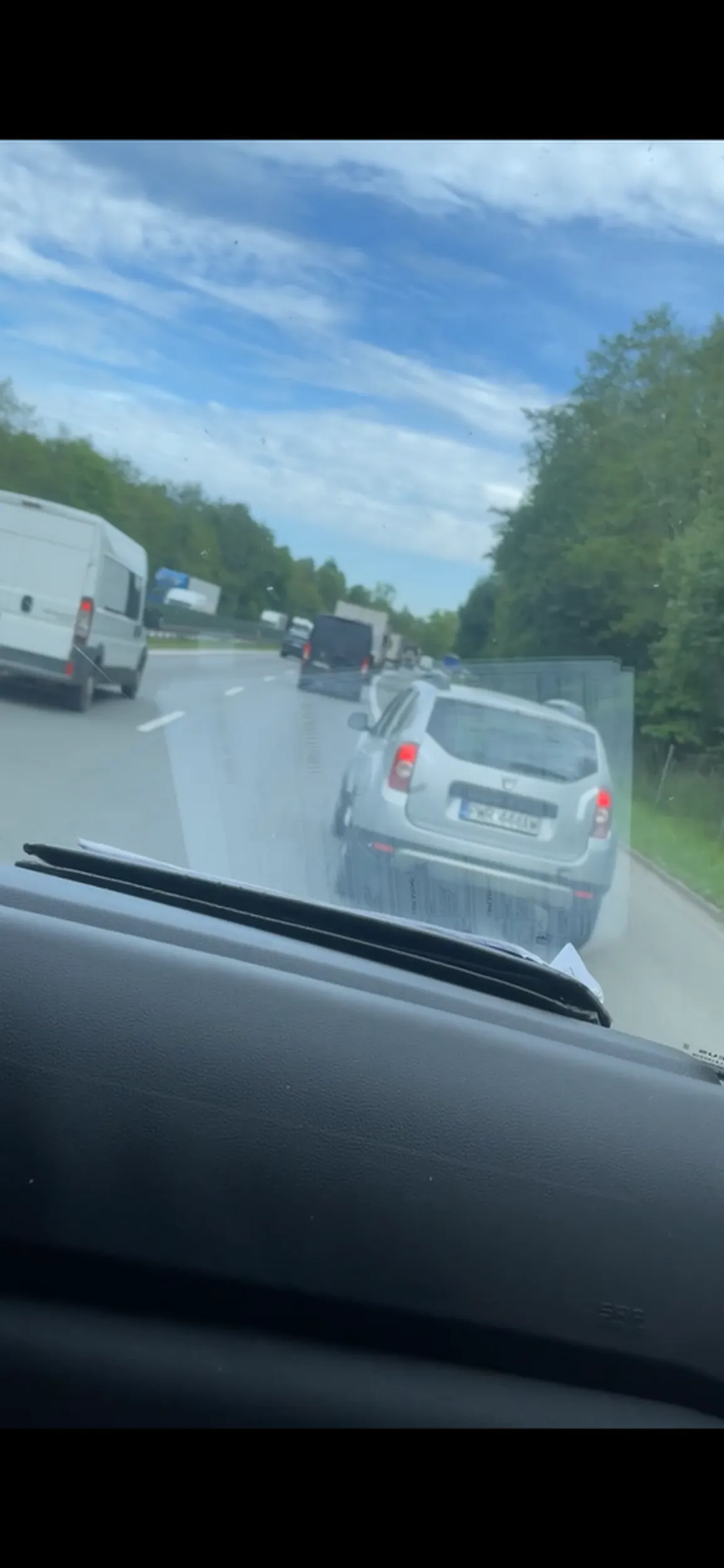 Kolega wygrał prawko w cipsach nie zna matoł KRD. Nie chce mu się w korku stać to sobie pasem awaryjnym jedzie. Pasy zmienia na autostradzie bez migaczy slalomem po pasie jeździ jakby był pijany.