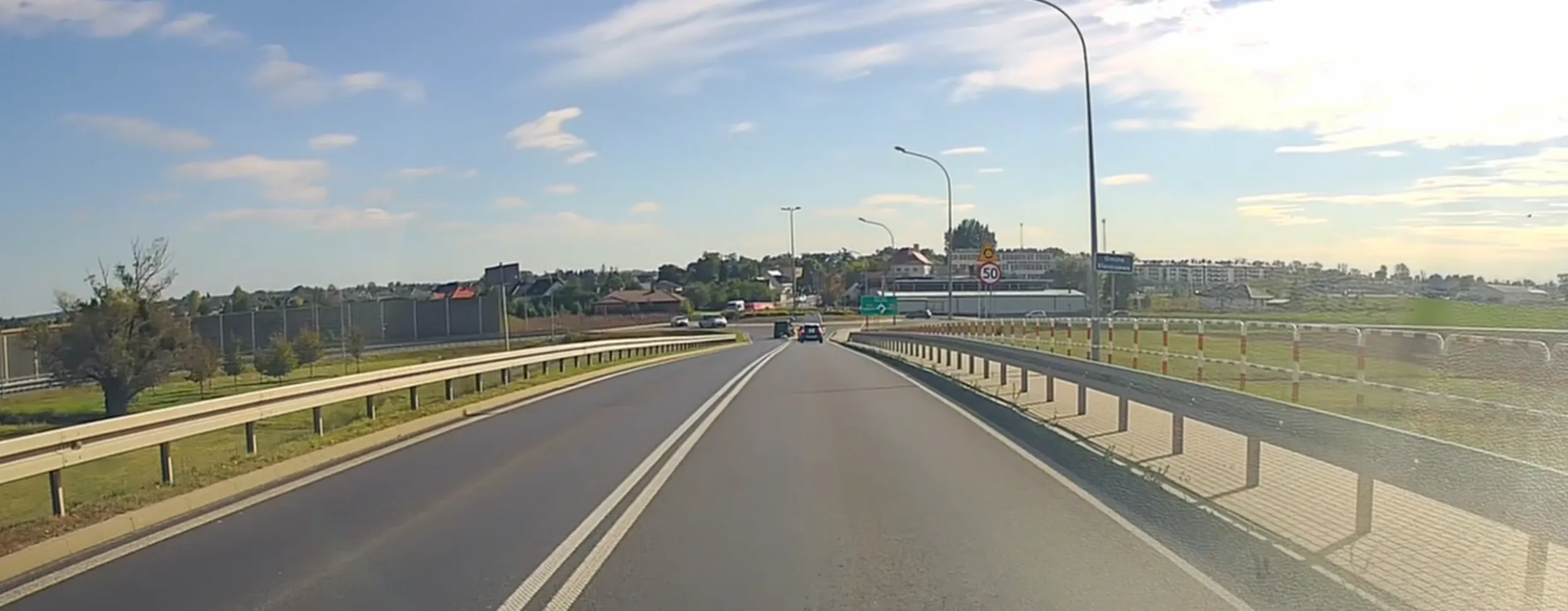 Gość ma chyba nierówno pod sufitem. Ciekawe kiedy kogoś zabije, może wtedy mu przejdzie... no chyba, że ma małego i stara się cisnąć gaz go powiększyć to już nie da rady uleczyć. Agresywna jazda, agresywne wyprzedzanie w miejscu gdzie chodzą dzieci do szkoły z nadmierną prędkością. Szeryfowanie na rondzie choć wpierdzielił się chcąc przycfaniakować.