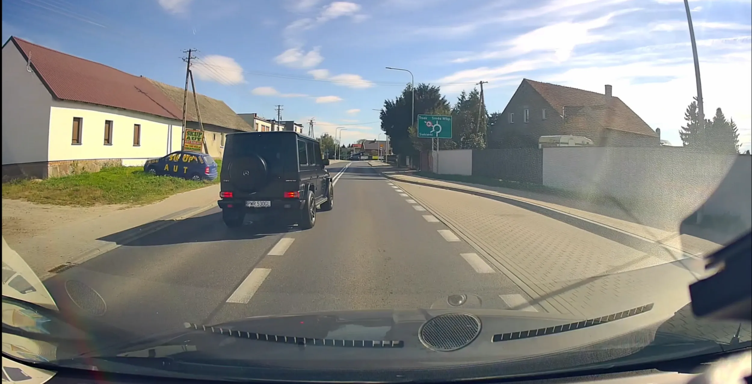 Gość ma chyba nierówno pod sufitem. Ciekawe kiedy kogoś zabije, może wtedy mu przejdzie... no chyba, że ma małego i stara się cisnąć gaz go powiększyć to już nie da rady uleczyć. Agresywna jazda, agresywne wyprzedzanie w miejscu gdzie chodzą dzieci do szkoły z nadmierną prędkością. Szeryfowanie na rondzie choć wpierdzielił się chcąc przycfaniakować.