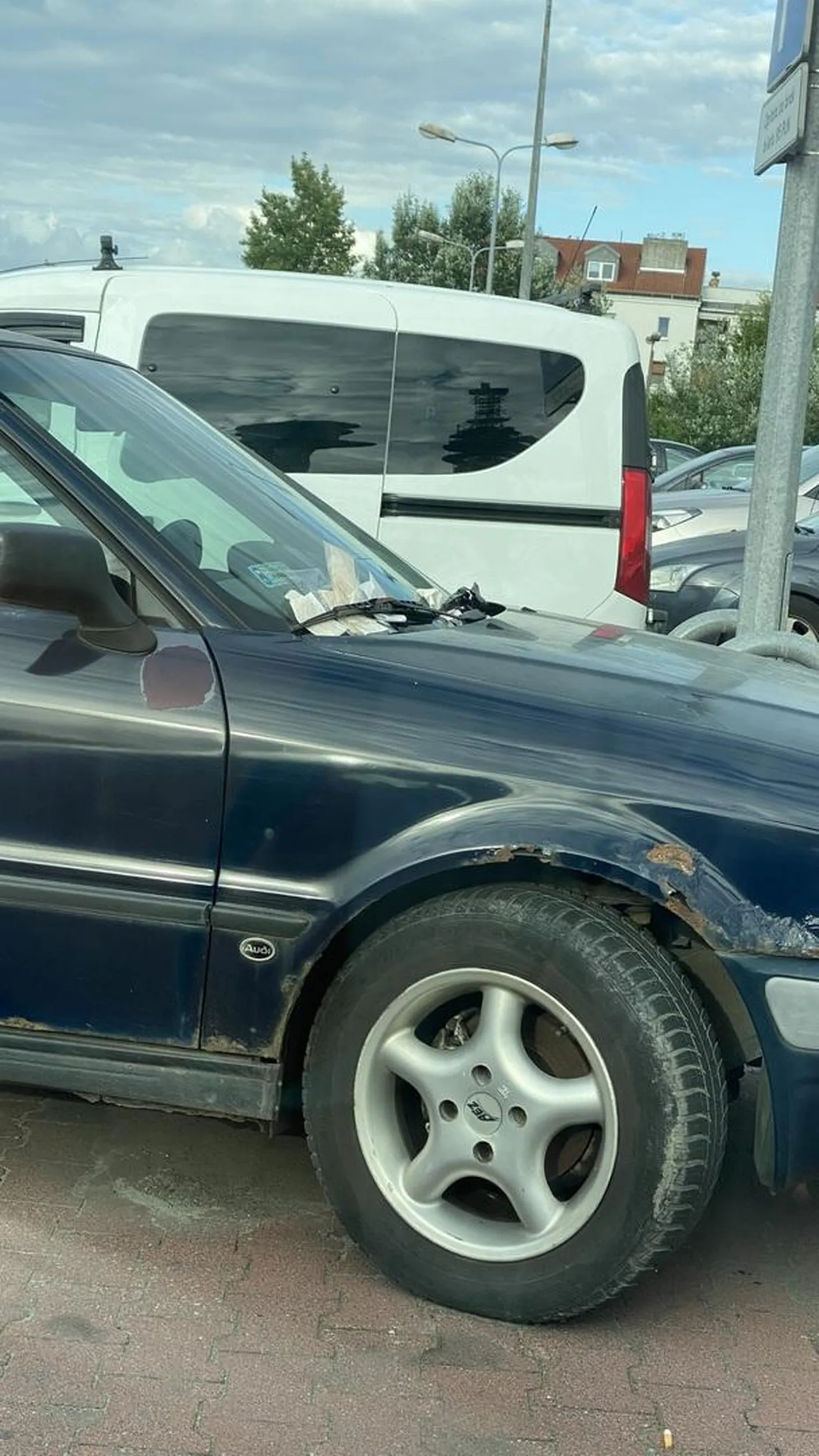 Stoi porzucony pod Lidlem od wielu tygodni.