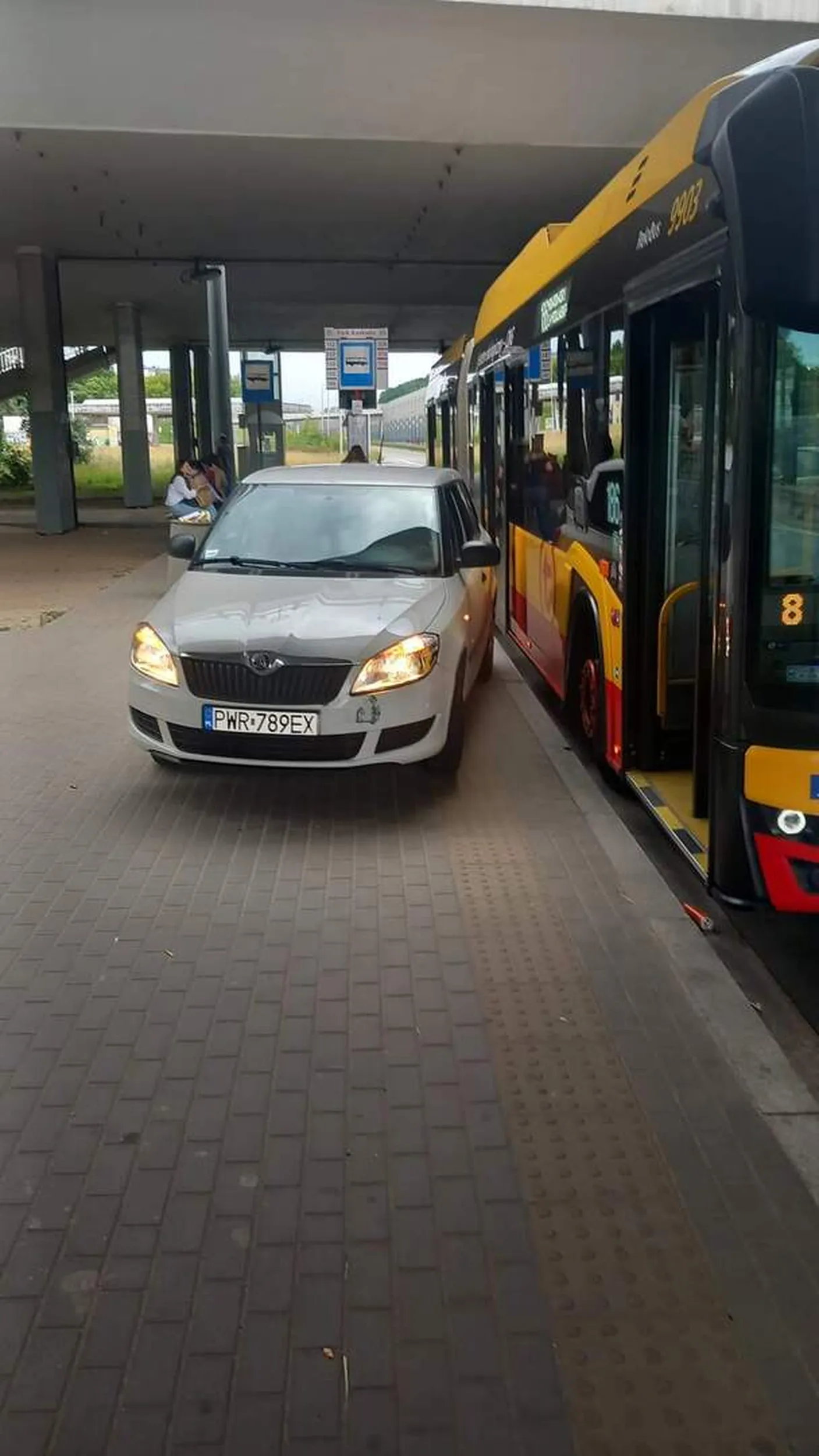 Bardzo ładnie parkuje na przystankach autobusowych w Warszawie. Widać, że u niego na wsi nie kursują autobusy.