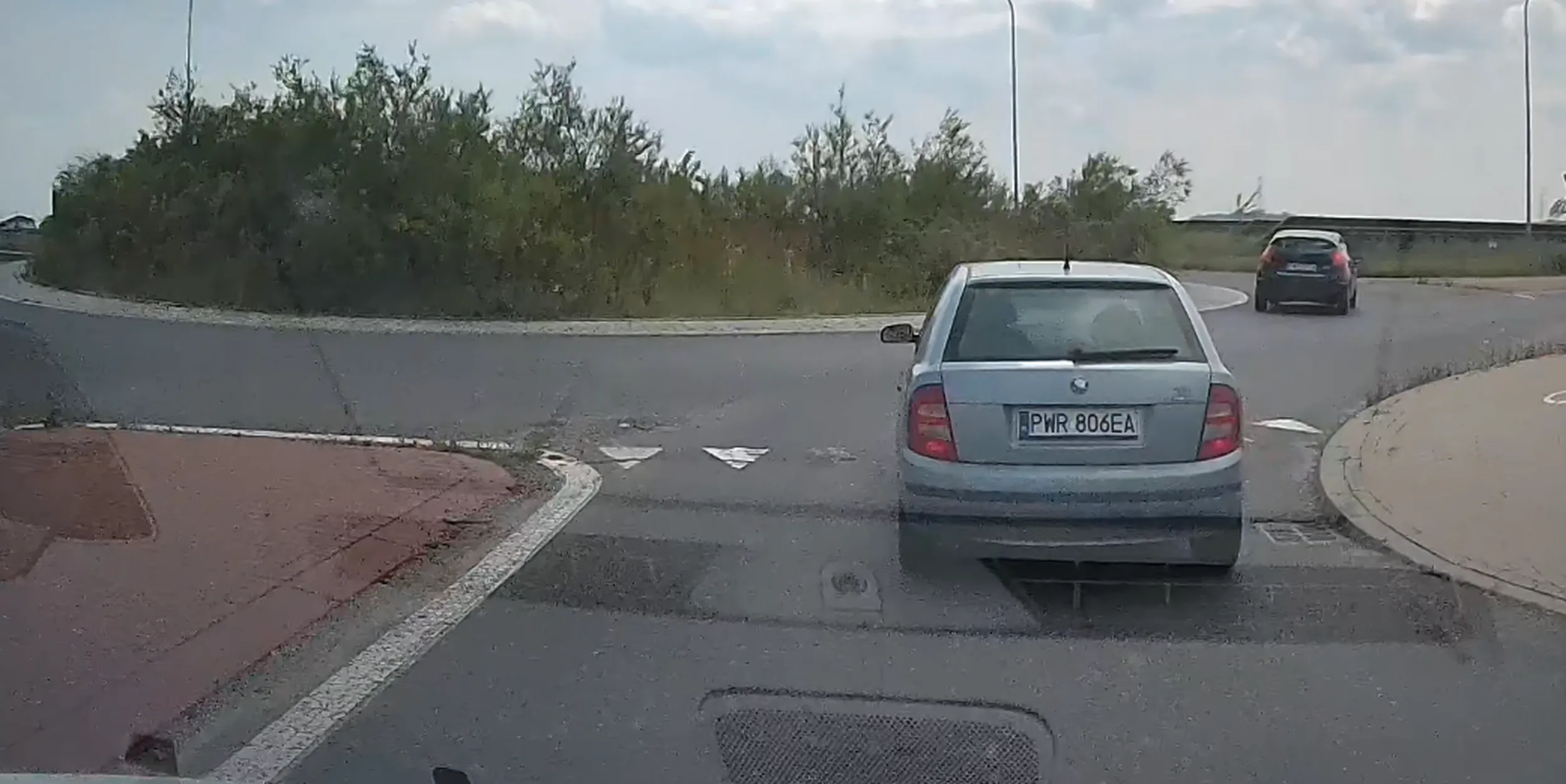 Wymusza pierwszeństwo.